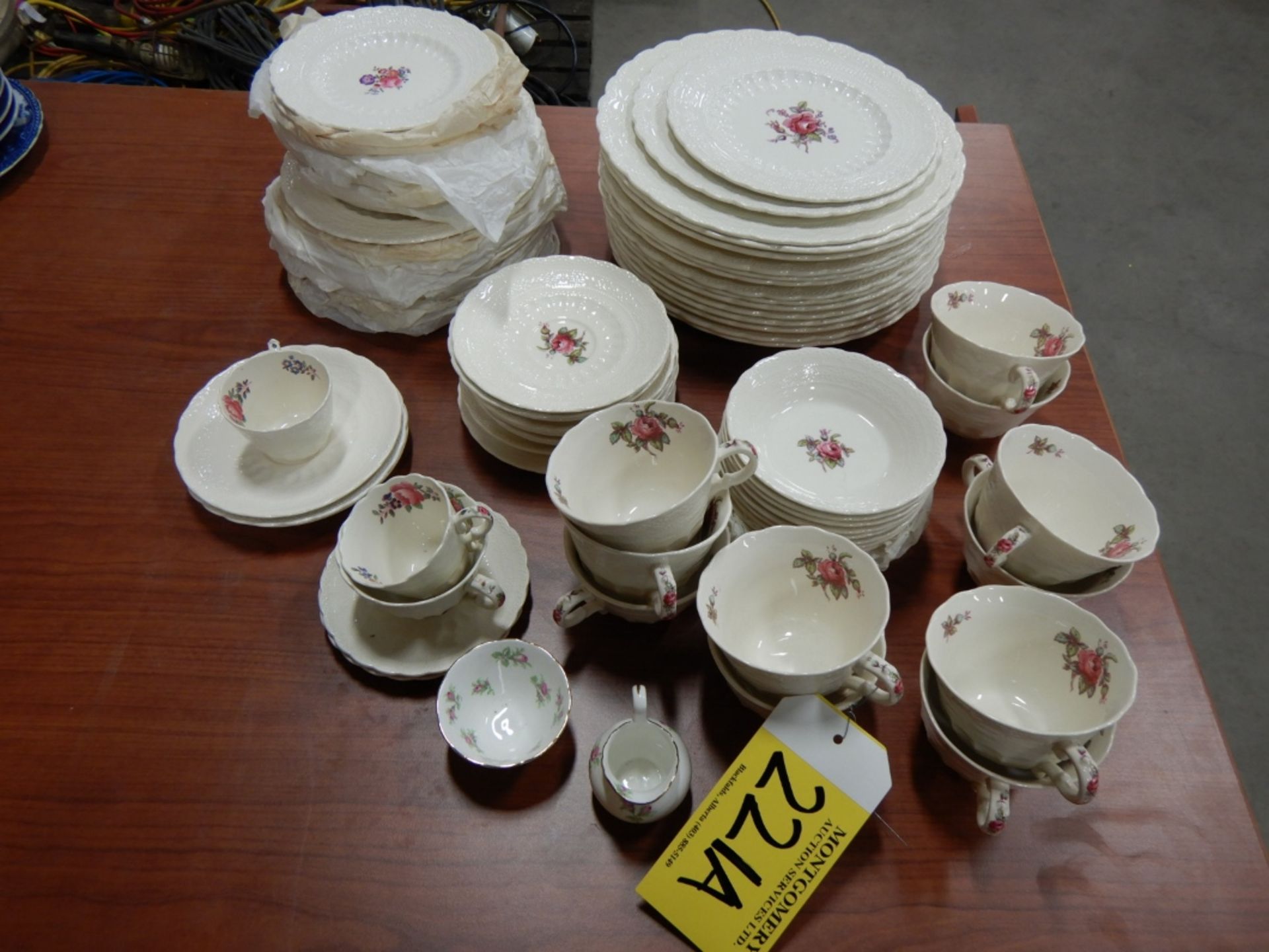 L/O SPODE BILLINGSLEY ROSE ENGLISH CHINA APPROX. 12 PLACE SETTINGS OF 12IN PLATES, 8IN SIDE