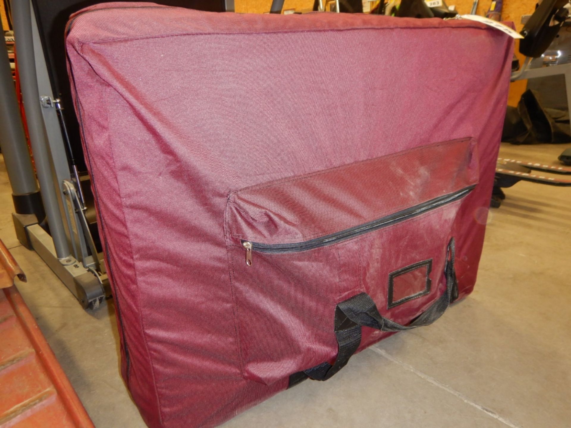 PORTABLE MASSAGE TABLE IN CARRYING CASE