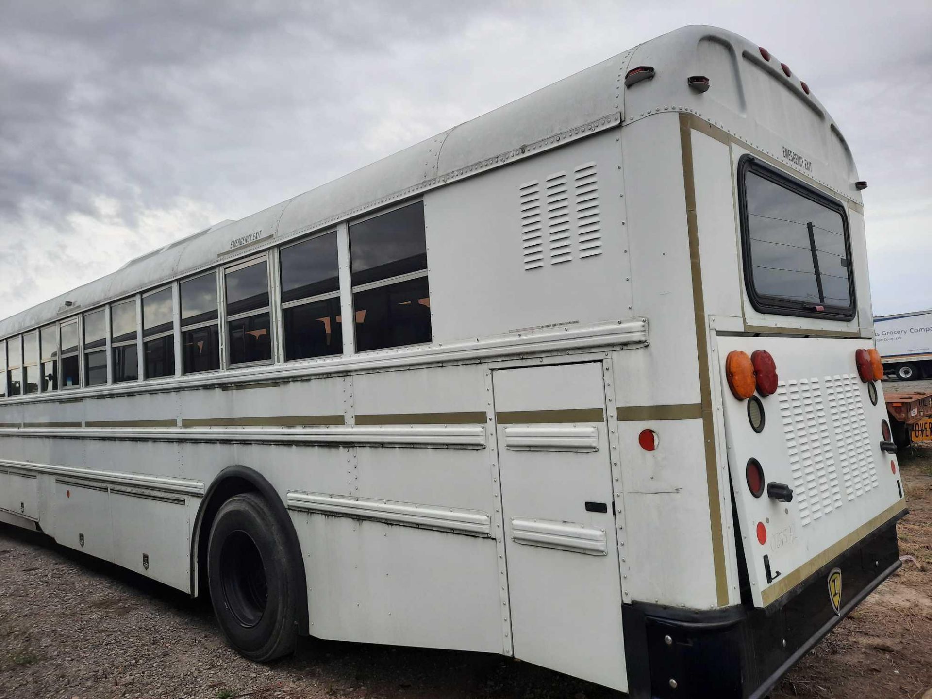 2009 INTERNATIONAL 44-PASSENGER BUS (DPF HAS BEEN REMOVED) - Image 2 of 4