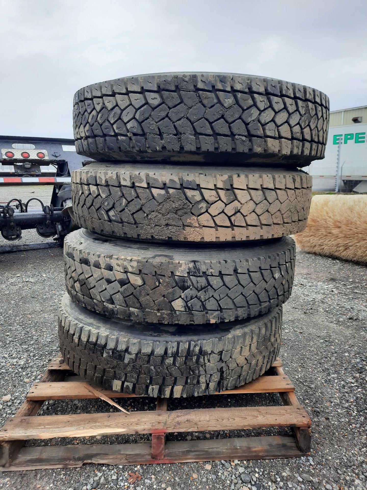 PALLET OF (4)TIRES - Bild 4 aus 4