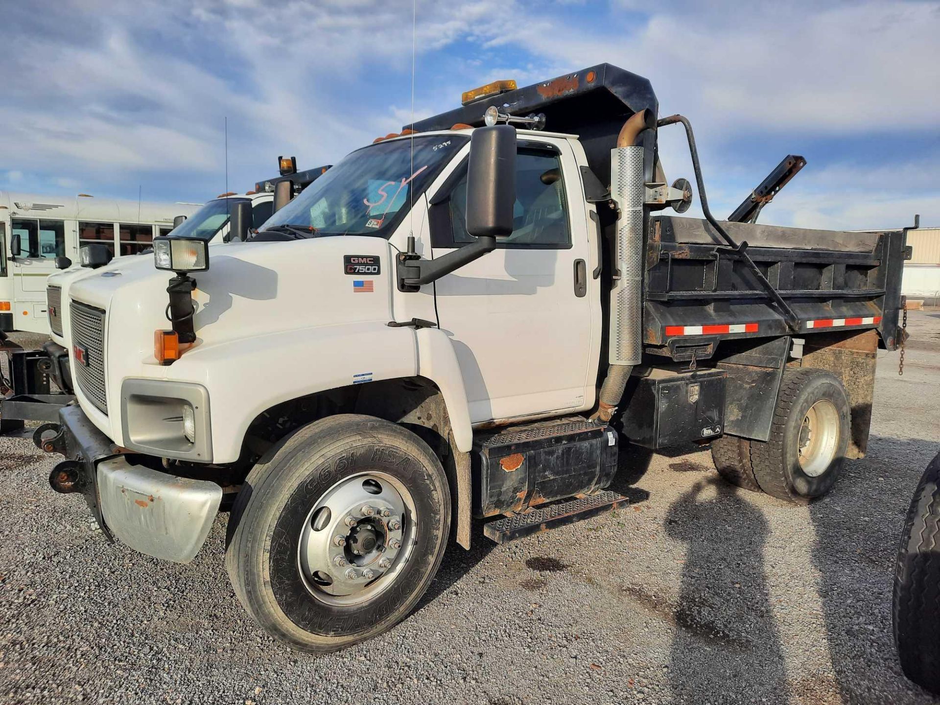 2006 GMC 7500 S/A 10' DUMP TRUCK (INOPERABLE) (VDOT UNIT: R08282)