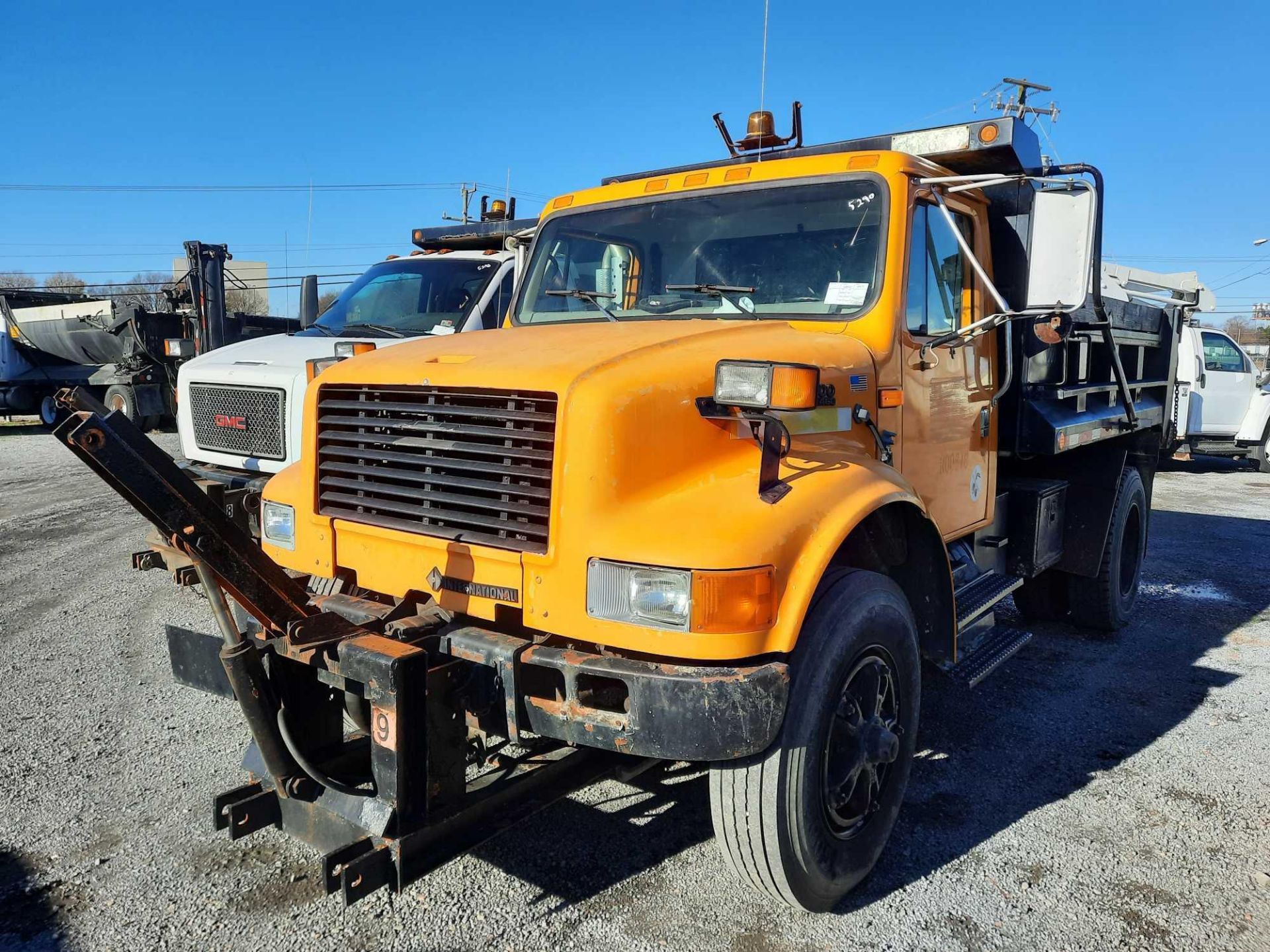 1995 INTERNATIONAL 4700 S/A 10' DUMP TRUCK (VDOT UNIT: R00870)