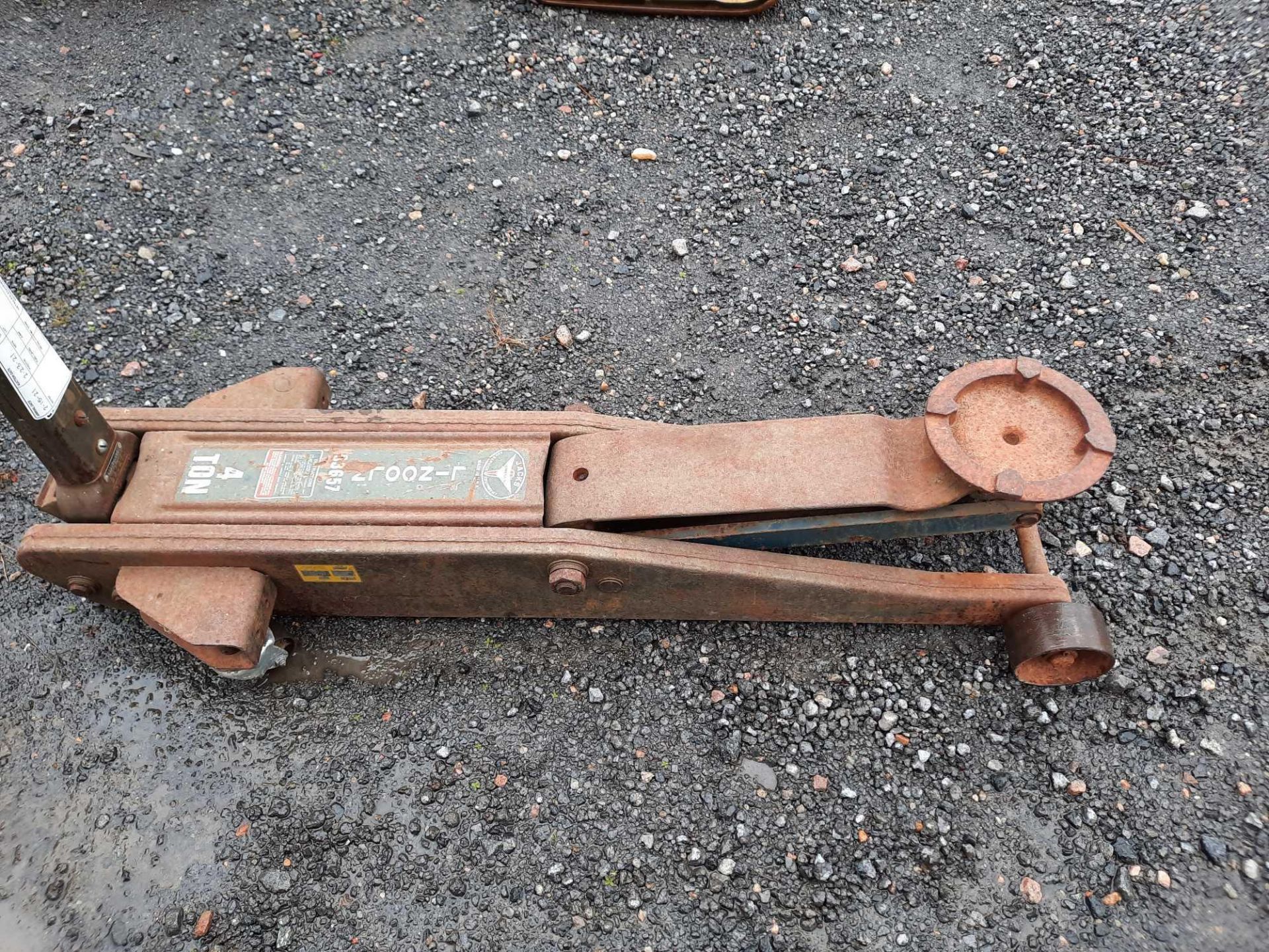 LINCOLN 4-TON FLOOR JACK - Image 8 of 9