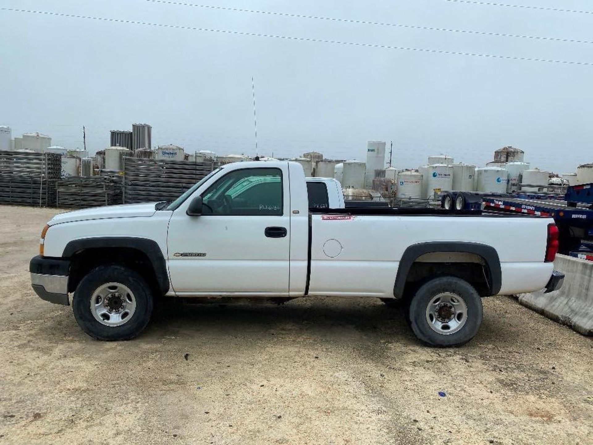 2005 CHEVROLET 2500 PICK UP TRUCK - Image 2 of 10