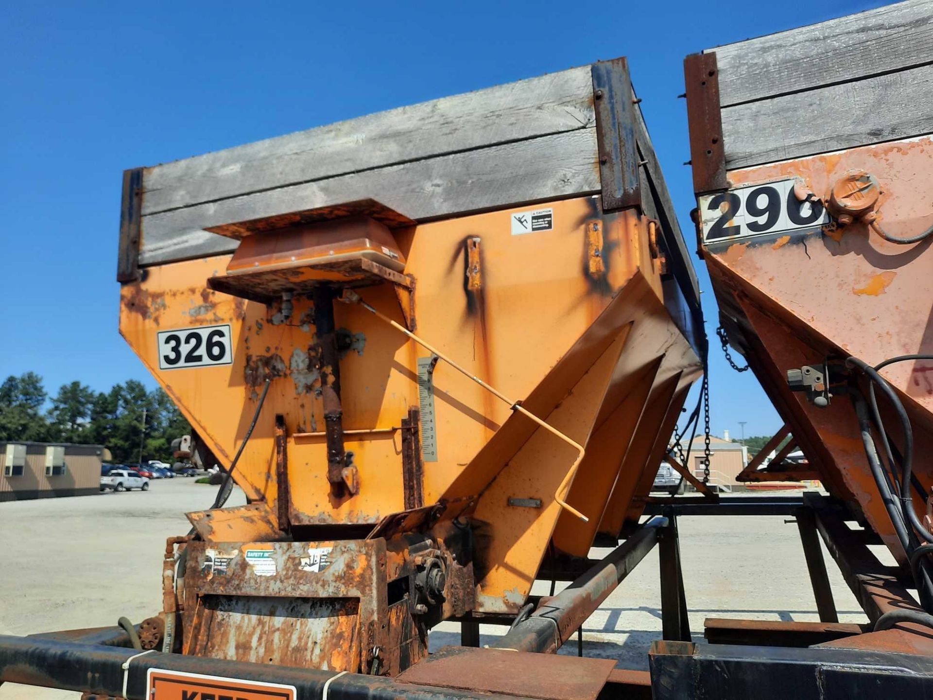 10' HYDRAULIC SALT SPREADER W/STAND - Image 3 of 4