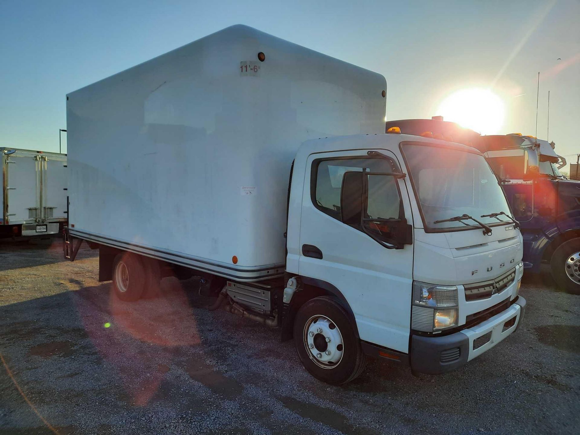 2013 MITSUBISHI FUSO FE720S 16' BOX TRUCK WITH LIFT GATE - Image 4 of 4