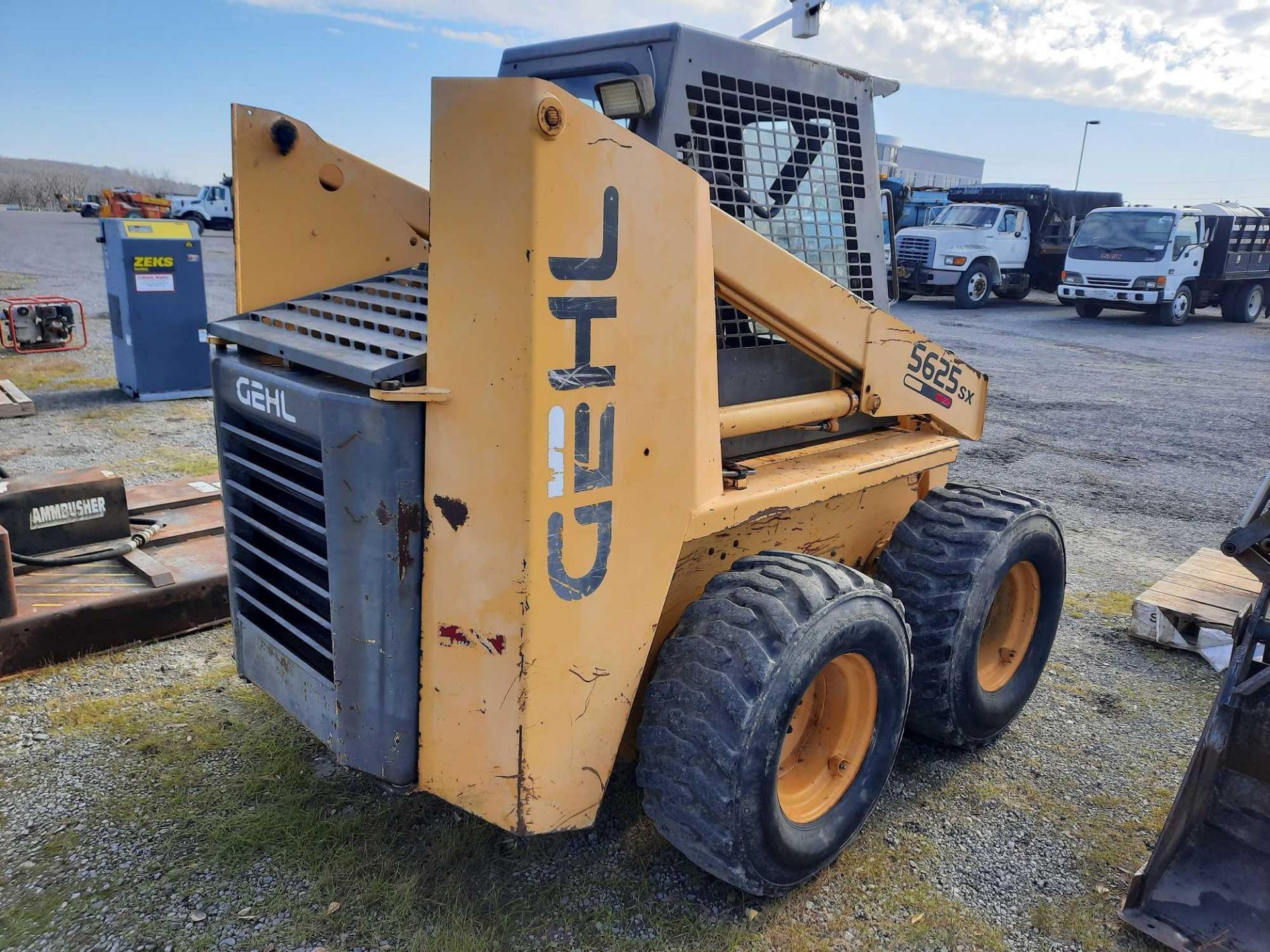 1995 GEHL 5625 SX SKID-STEER WITH ATTACHMENTS - Image 3 of 4