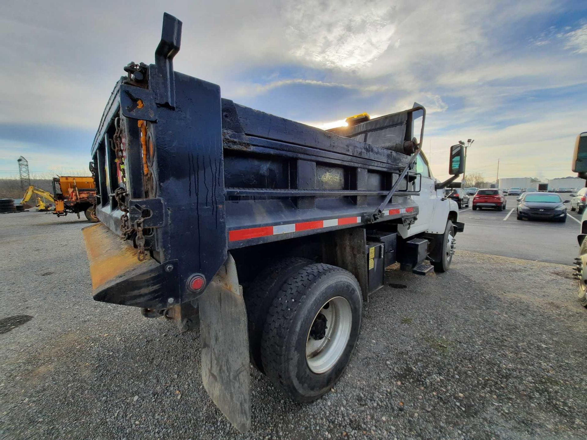 2006 GMC 7500 S/A 10' DUMP TRUCK (INOPERABLE) (VDOT UNIT: R08282) - Image 3 of 4