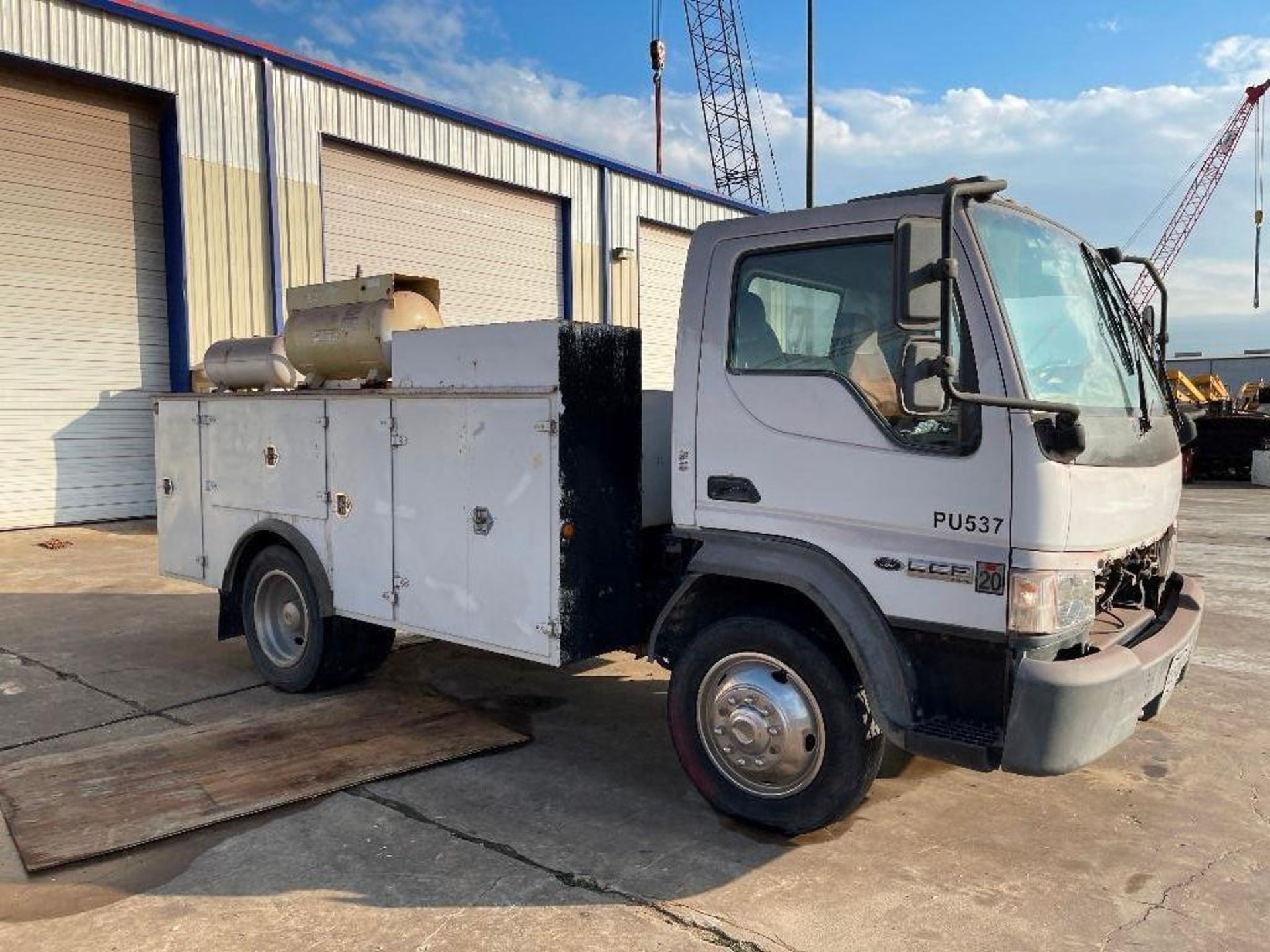 FORD LCF TANDEM AXLE SERVICE TRUCK - Image 5 of 10