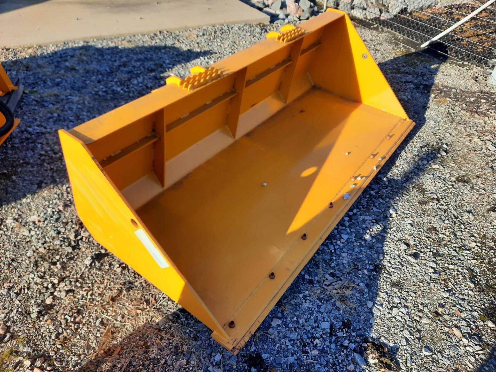 (1) 7' SEVERE BUCKET ATTACHMENT - Image 2 of 4