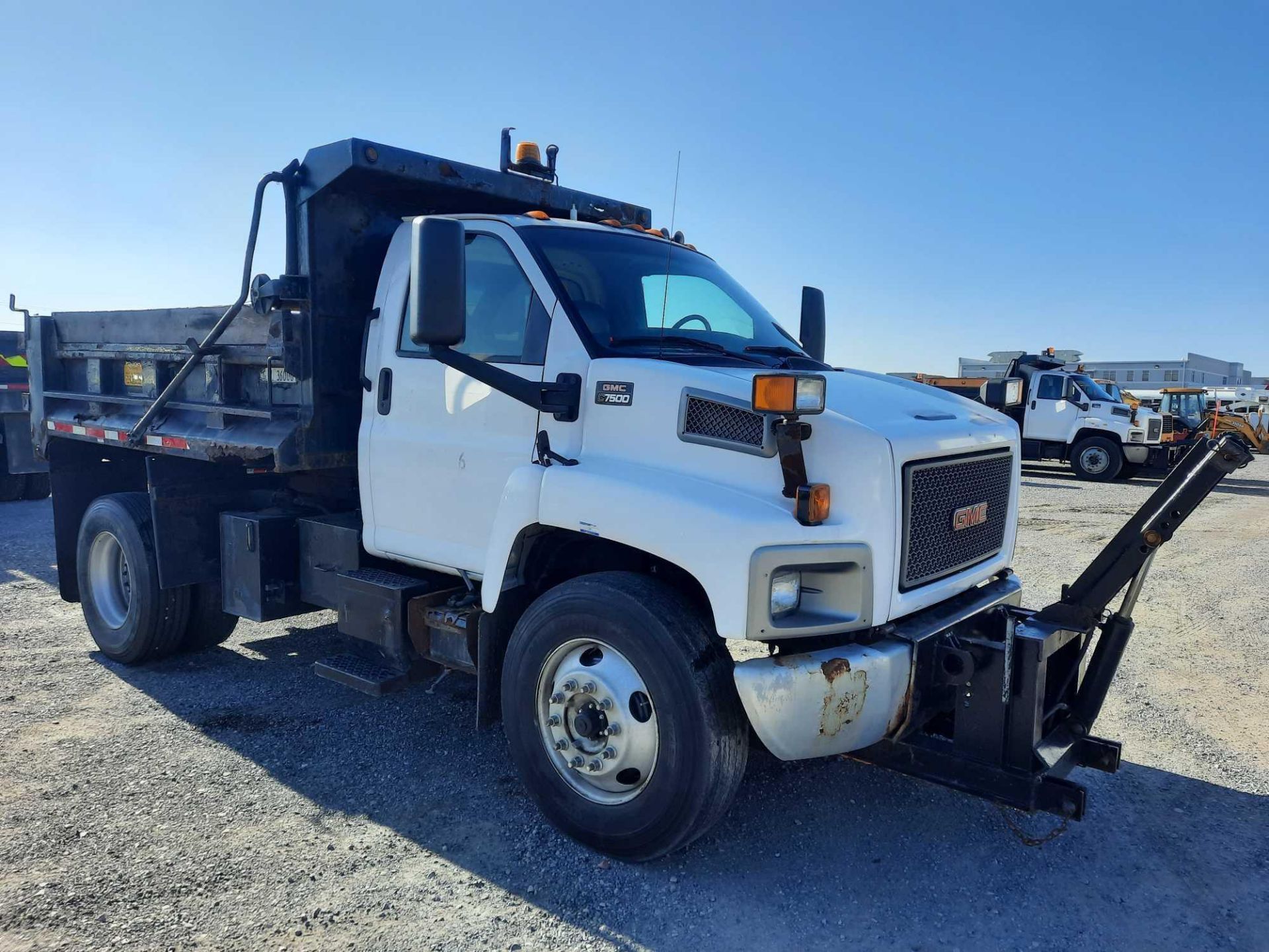 2006 GMC C7500 S/A 10' DUMP TRUCK (VDOT UNIT: R08286)