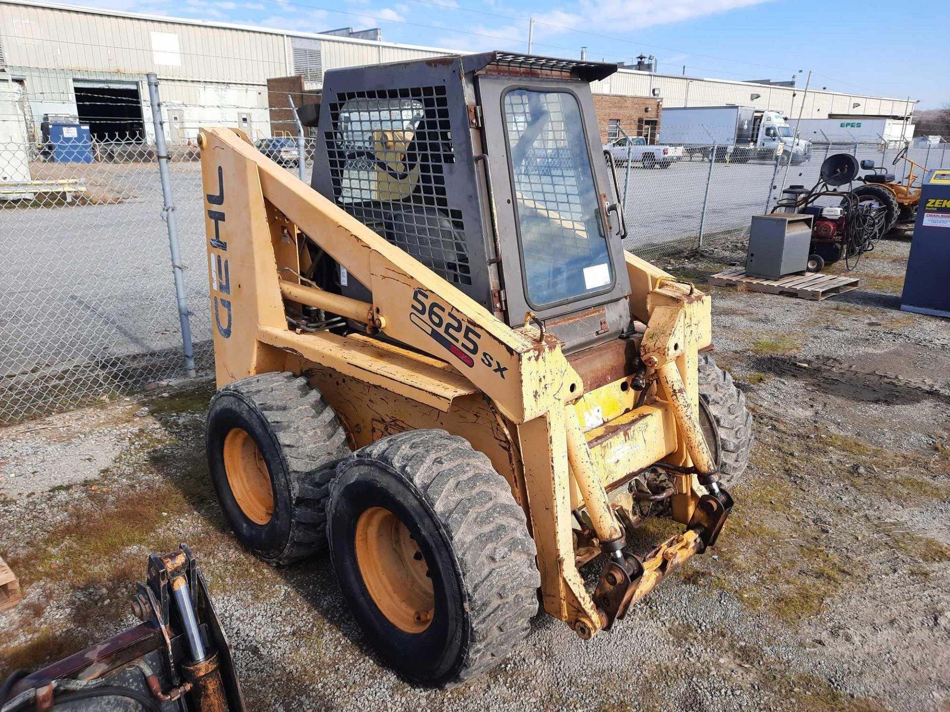 1995 GEHL 5625 SX SKID-STEER WITH ATTACHMENTS - Image 4 of 4