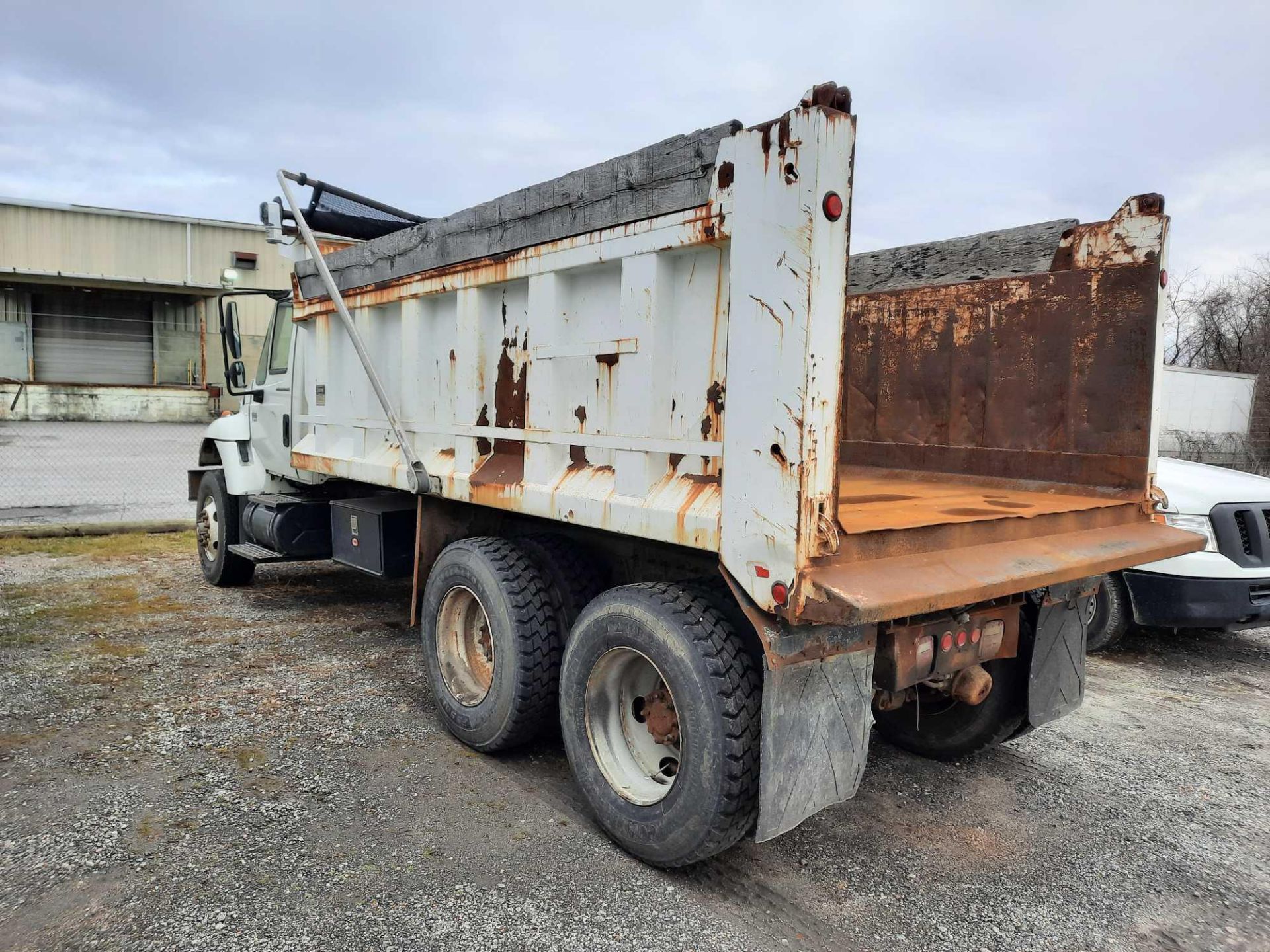 2005 INTERNATIONAL 7400SFA 16' TANDEM DUMP TRUCK - Image 3 of 21