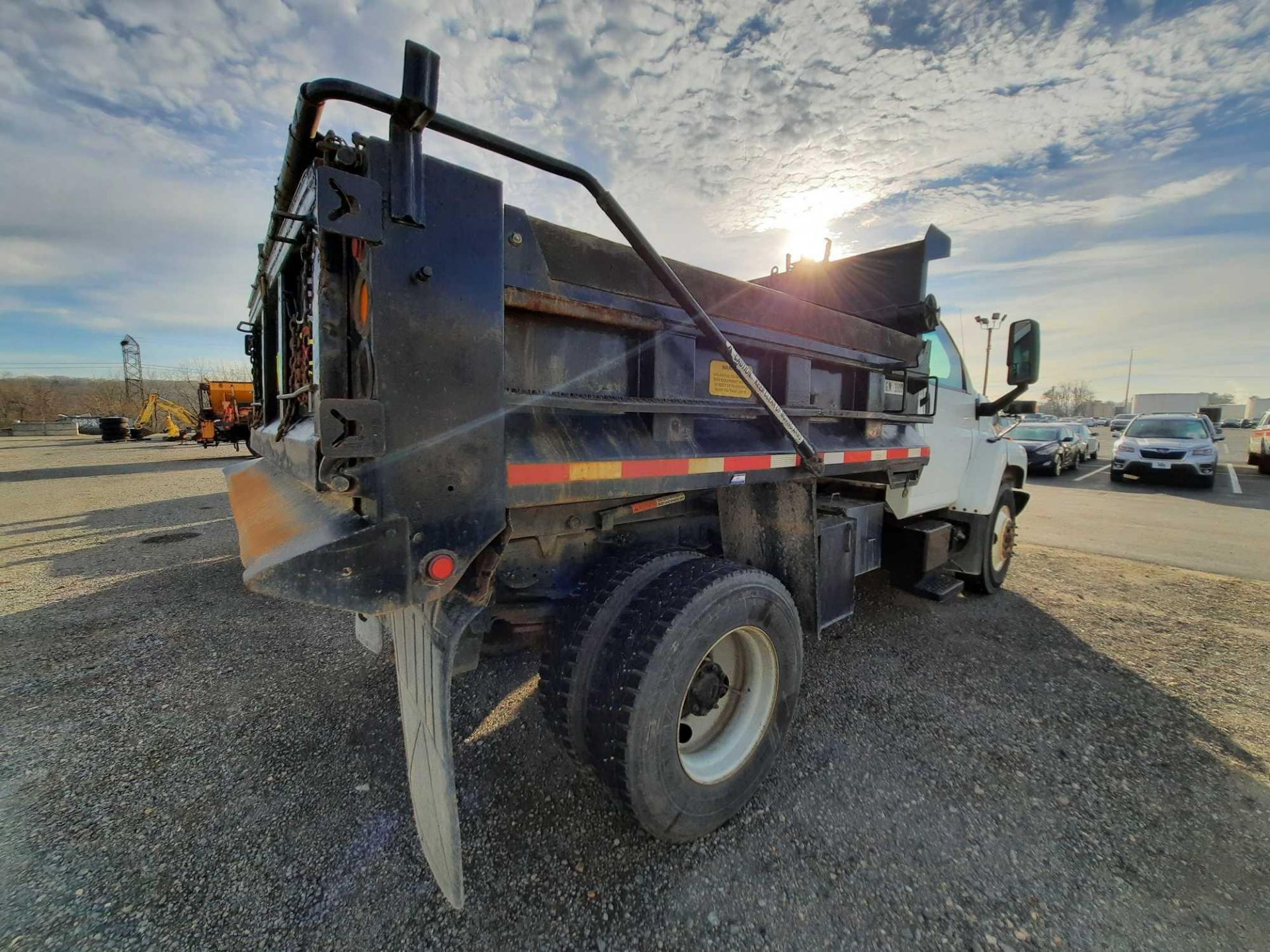 2006 GMC 7500 S/A 10' DUMP TRUCK (INOPERABLE) (VDOT UNIT: R08289) - Image 3 of 15