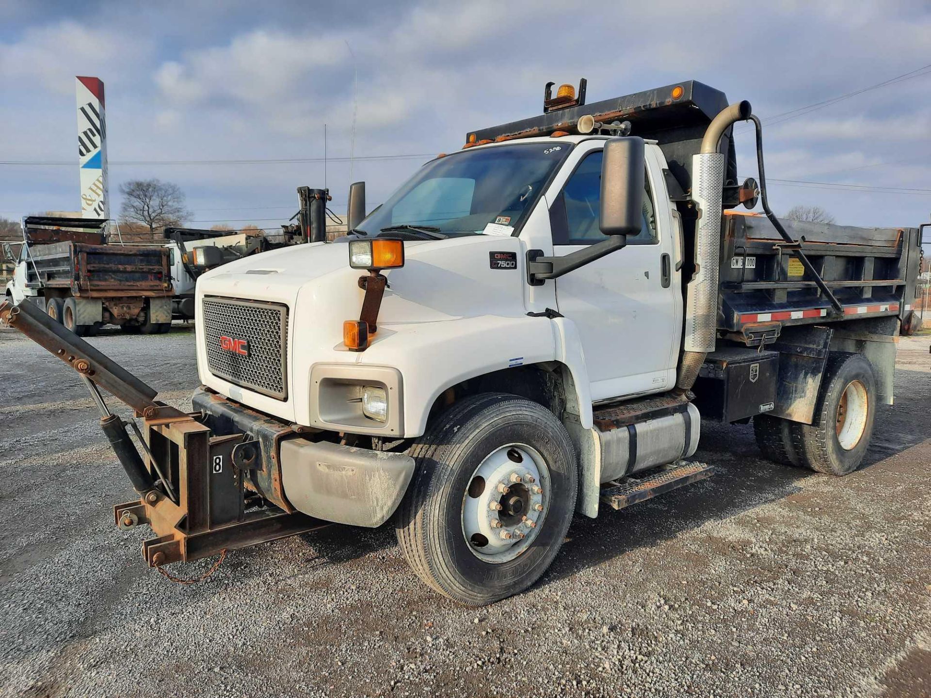 2006 GMC 7500 S/A 10' DUMP TRUCK (VDOT UNIT: R08291)