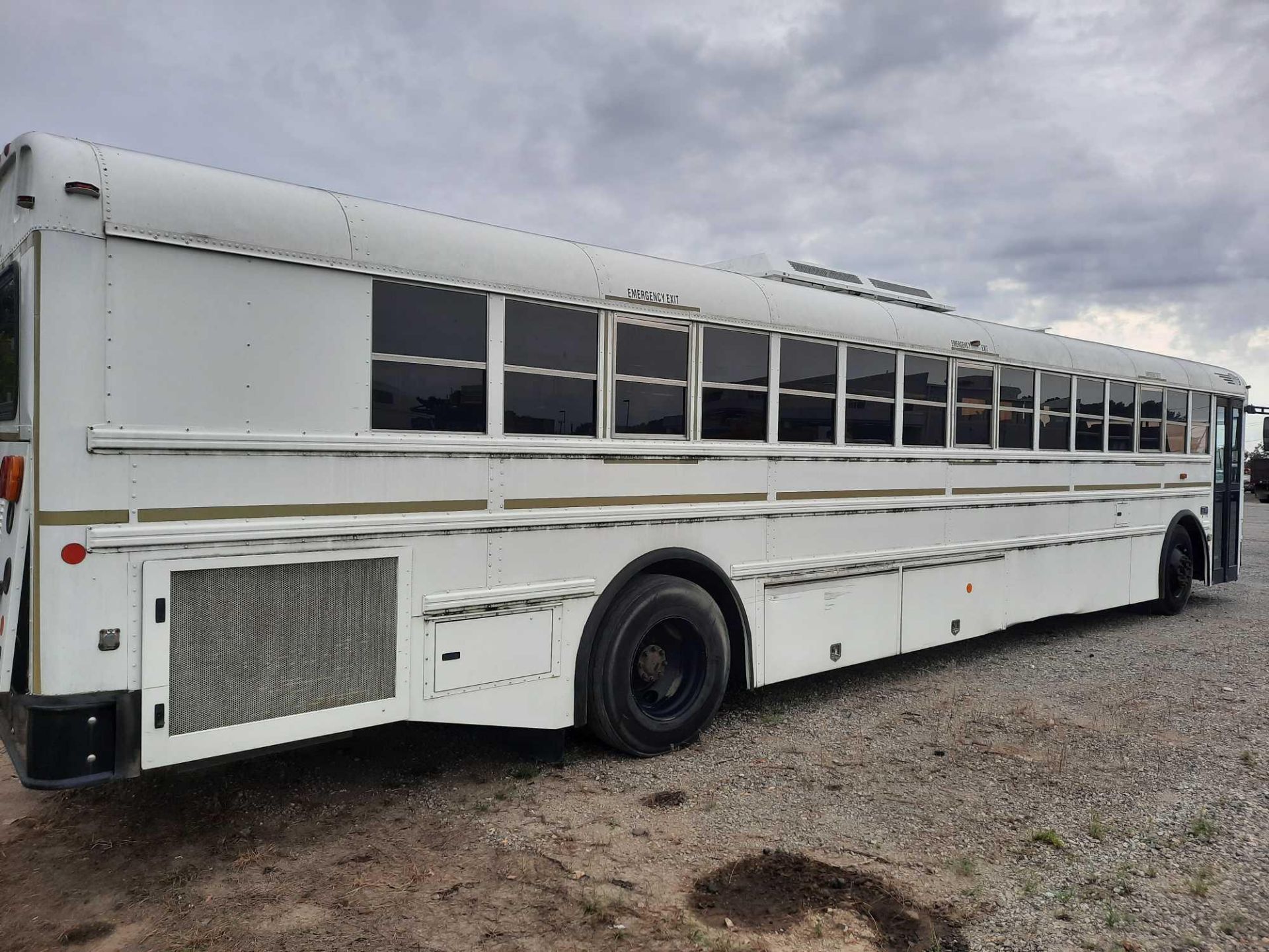 2009 INTERNATIONAL 44-PASSENGER BUS (DPF HAS BEEN REMOVED) - Image 3 of 4