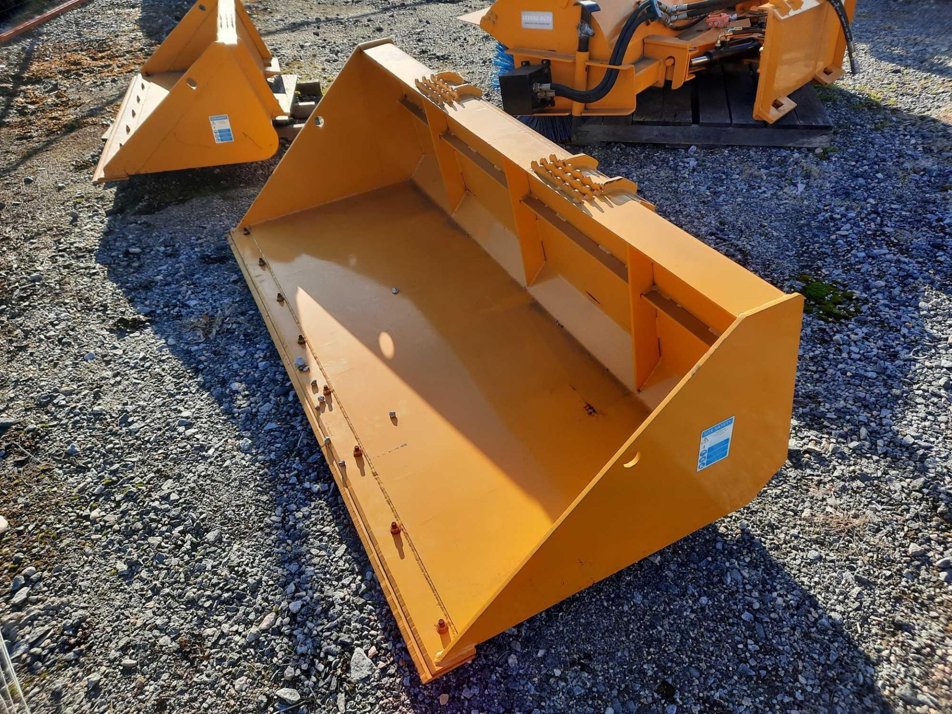 (1) 7' SEVERE BUCKET ATTACHMENT