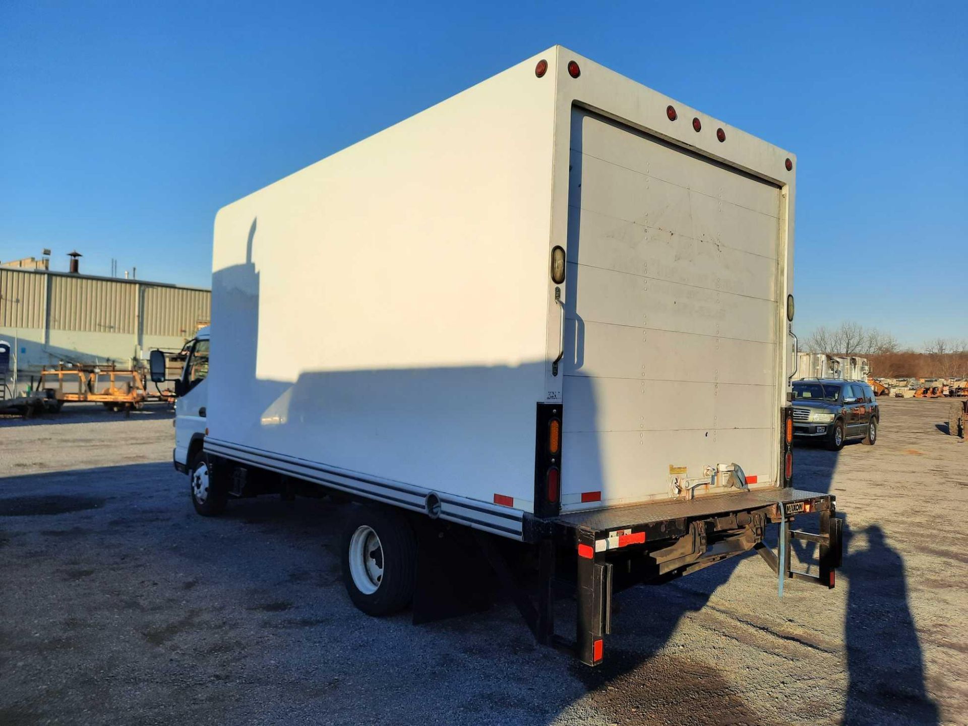 2013 MITSUBISHI FUSO FE720S 16' BOX TRUCK WITH LIFT GATE - Image 2 of 4