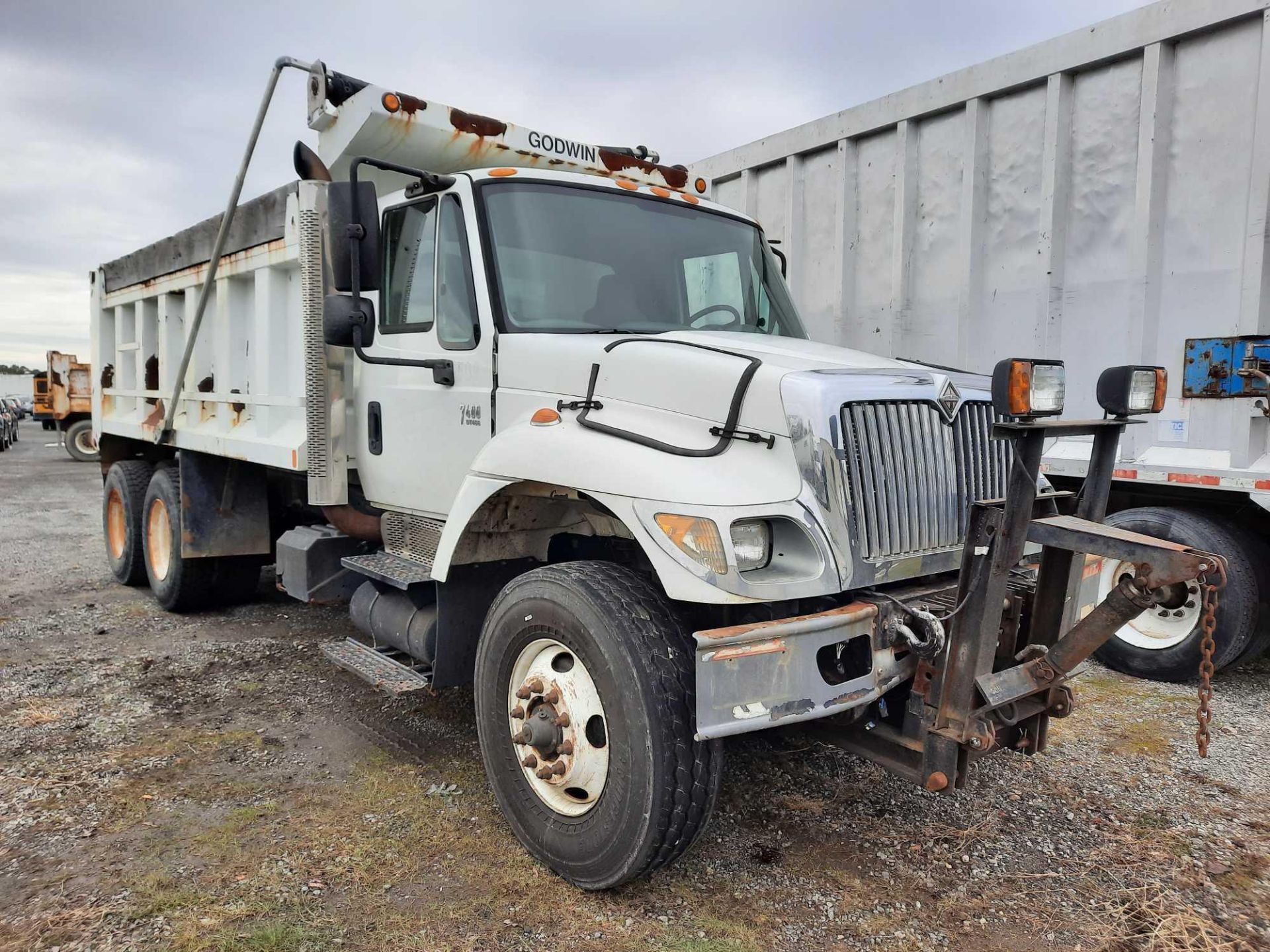 2005 INTERNATIONAL 7400SFA 16' TANDEM DUMP TRUCK