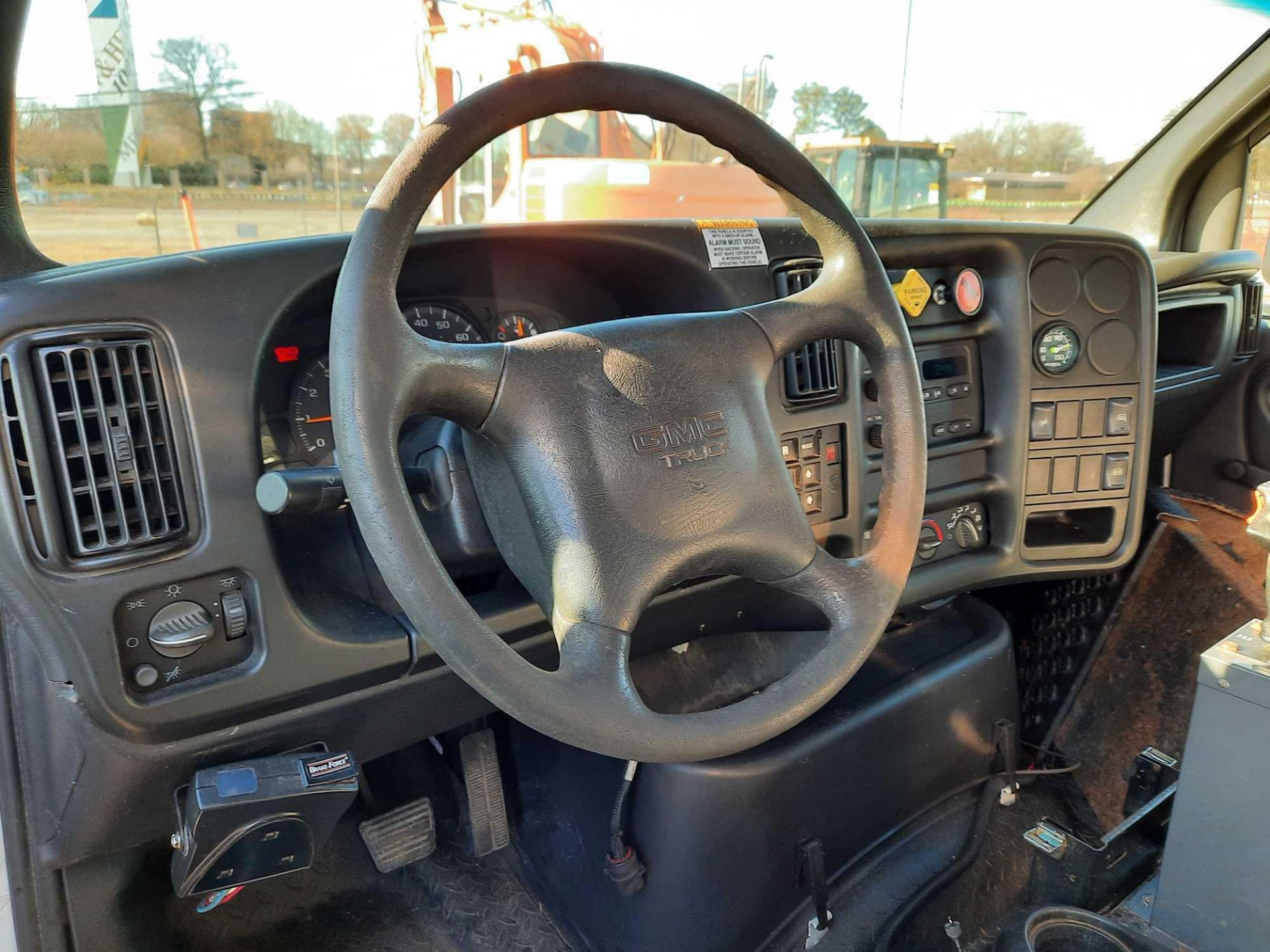 2005 GMC 7500 S/A 10' DUMP TRUCK (VDOT UNIT: R07284) - Image 10 of 20