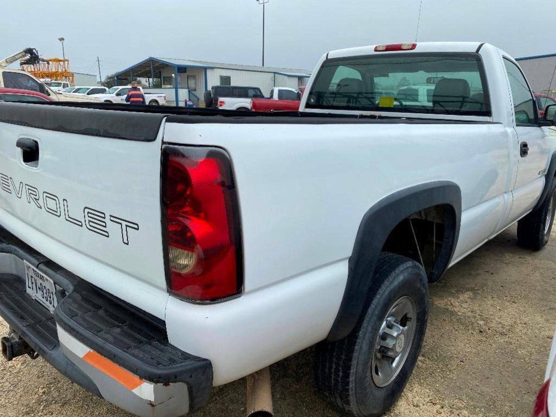 2005 CHEVROLET 2500 PICK UP TRUCK - Image 4 of 10