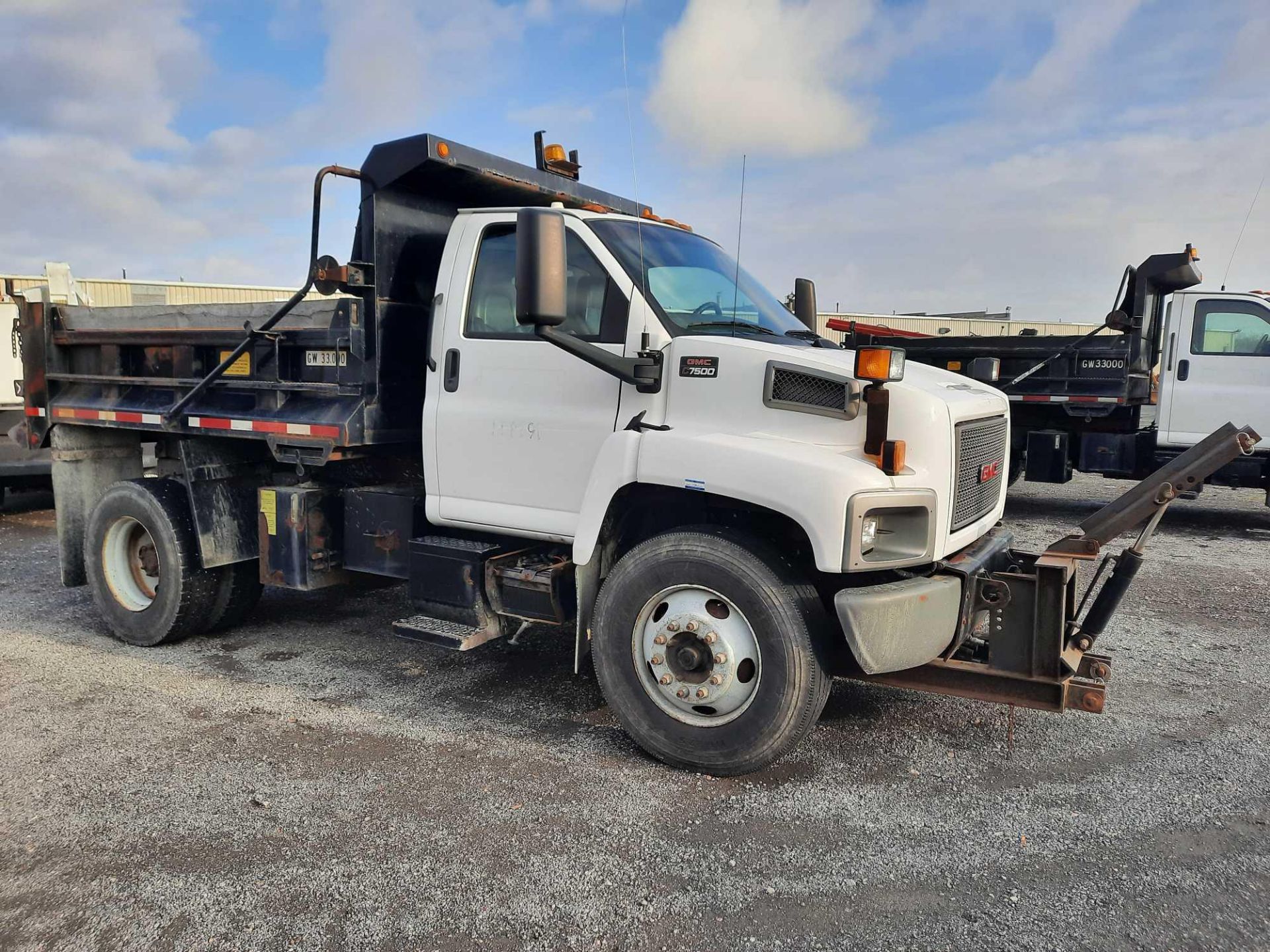 2006 GMC 7500 S/A 10' DUMP TRUCK (VDOT UNIT: R08291) - Image 4 of 19