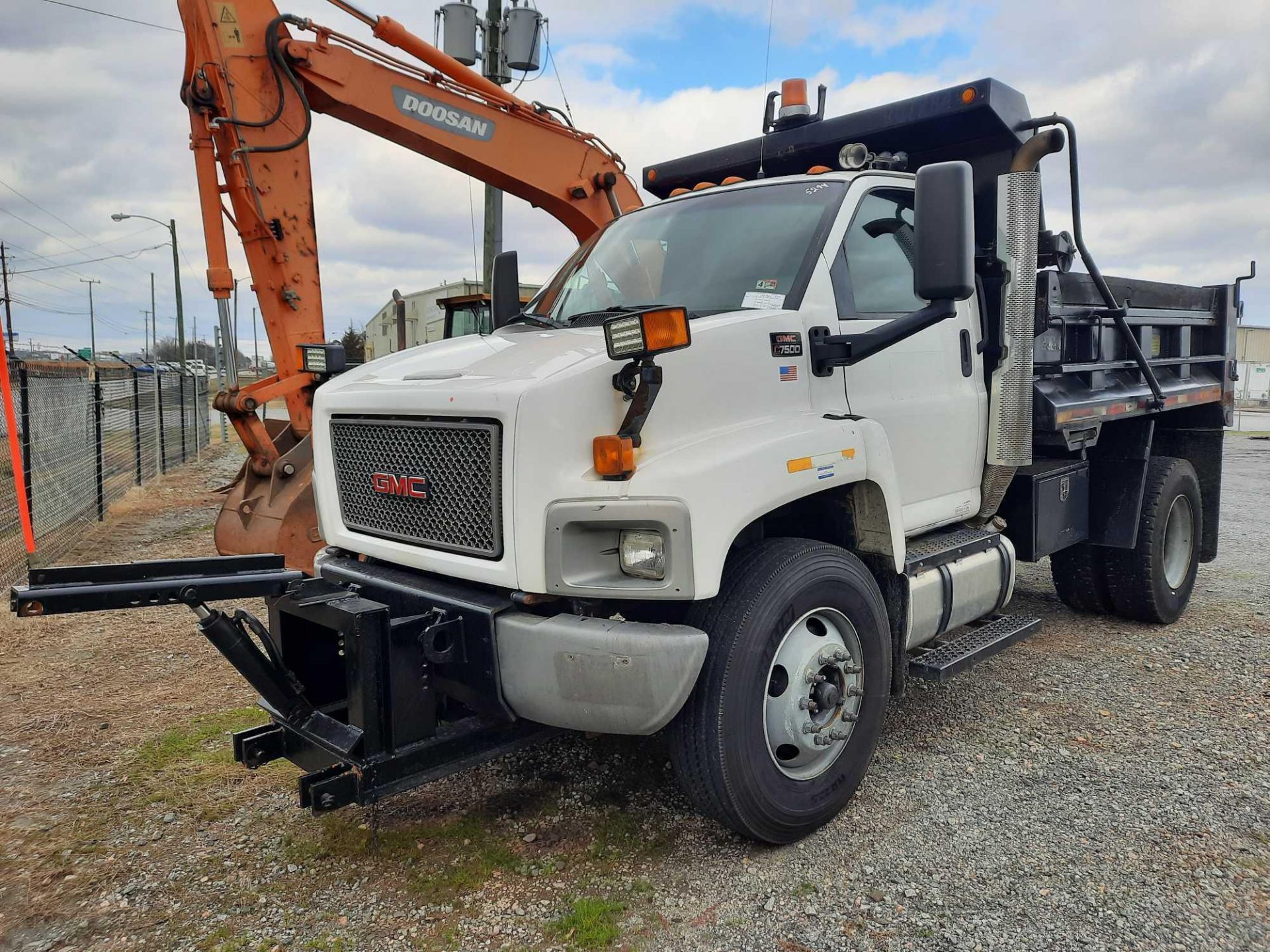 2005 GMC 7500 S/A 10' DUMP TRUCK (VDOT UNIT: R07284)