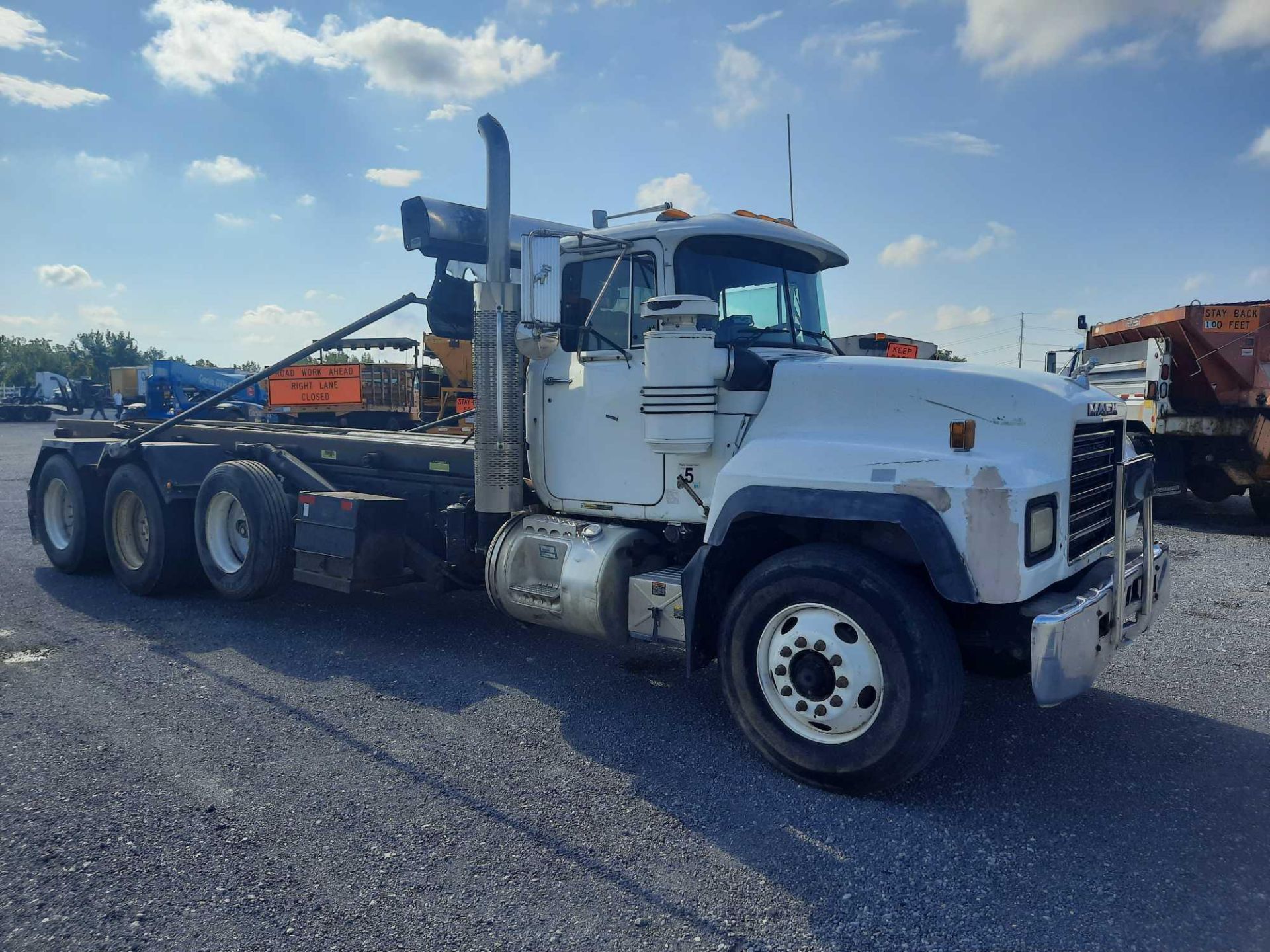 2001 MACK TRI/A ROLL OFF TRUCK - Image 4 of 23