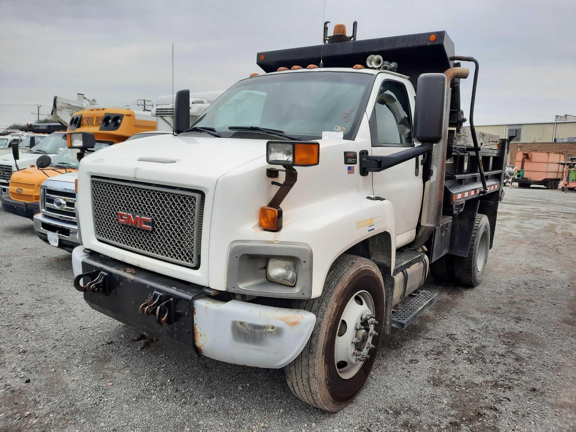 2005 GMC 7500 10' DUMP TRUCK (VDOT UNIT #: R07219)