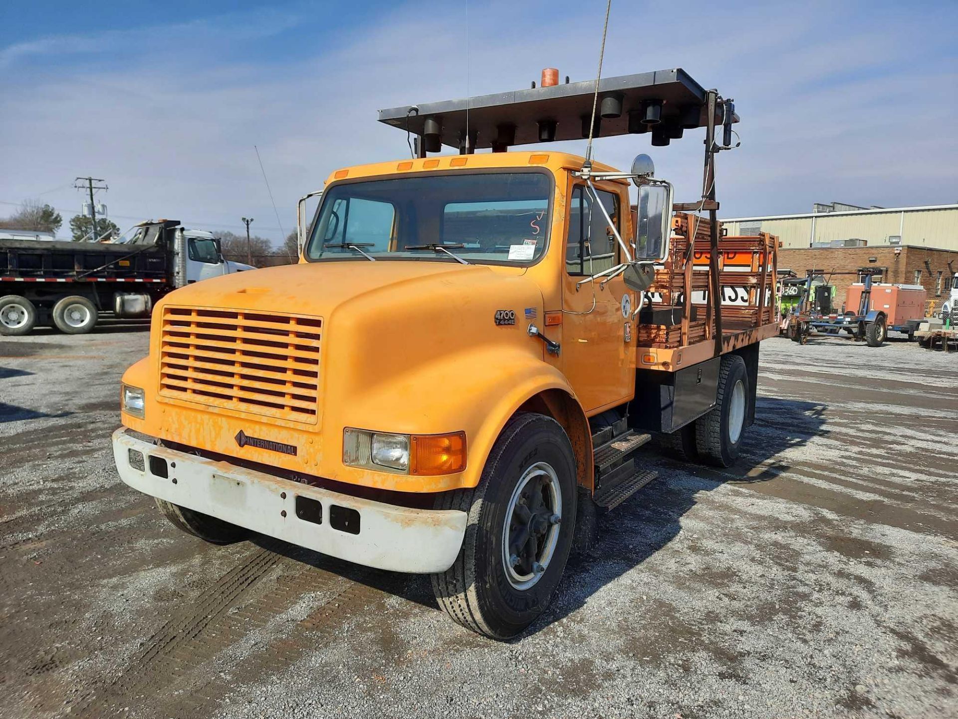 1996 INTL. 4700 STAKEBODY W/ ARROW BOARD TRUCK (VDOT UNIT #: R02715)