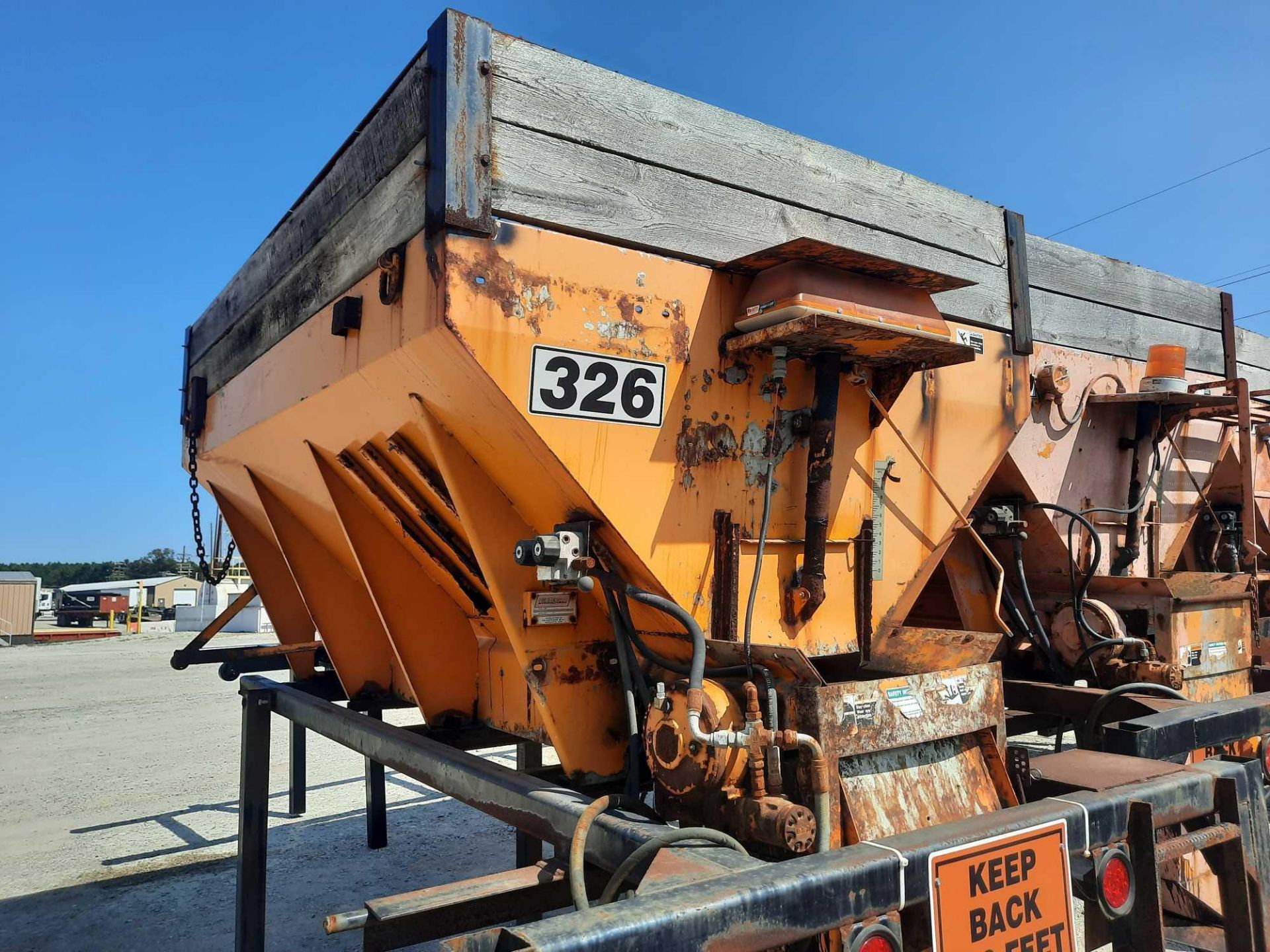 10' HYDRAULIC SALT SPREADER W/STAND - Image 4 of 4