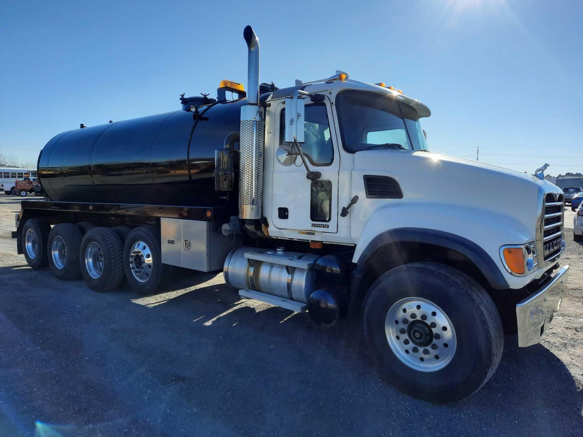 2004 MACK GRANITE CU713 SEPTIC TANKER TRUCK - Image 4 of 28