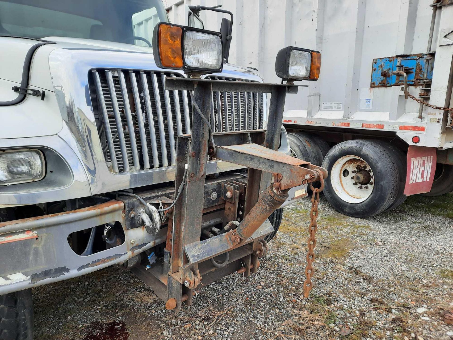 2005 INTERNATIONAL 7400SFA 16' TANDEM DUMP TRUCK - Image 20 of 21