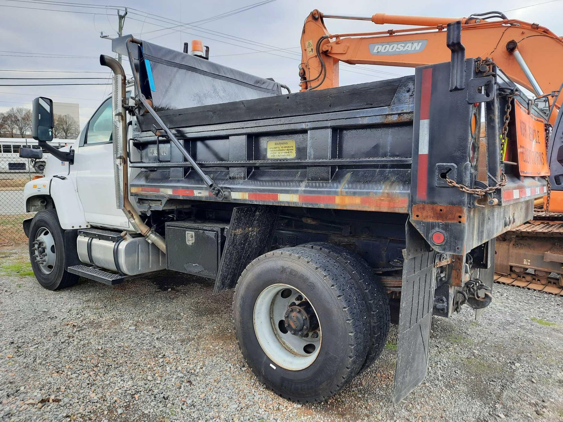 2005 GMC 7500 S/A 10' DUMP TRUCK (VDOT UNIT: R07284) - Image 2 of 20