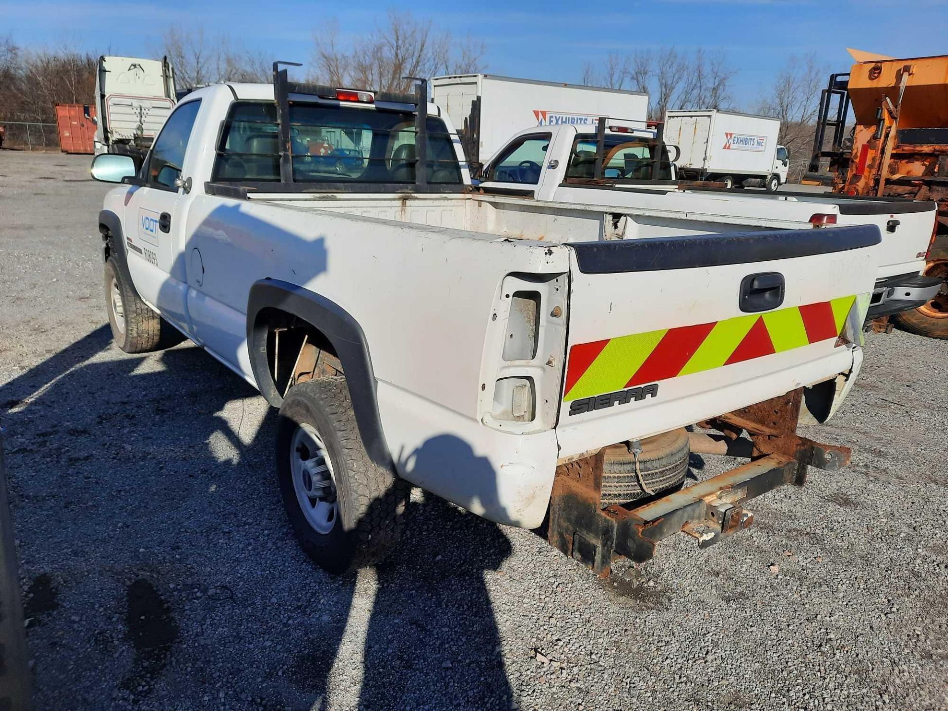 2005 GMC Sierra 2500 HD PICK UP TRUCK (INOPERABLE) - Image 2 of 13