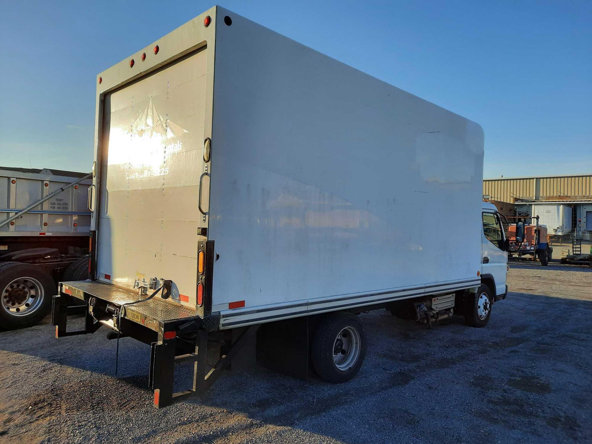 2013 MITSUBISHI FUSO FE720S 16' BOX TRUCK WITH LIFT GATE - Image 3 of 4