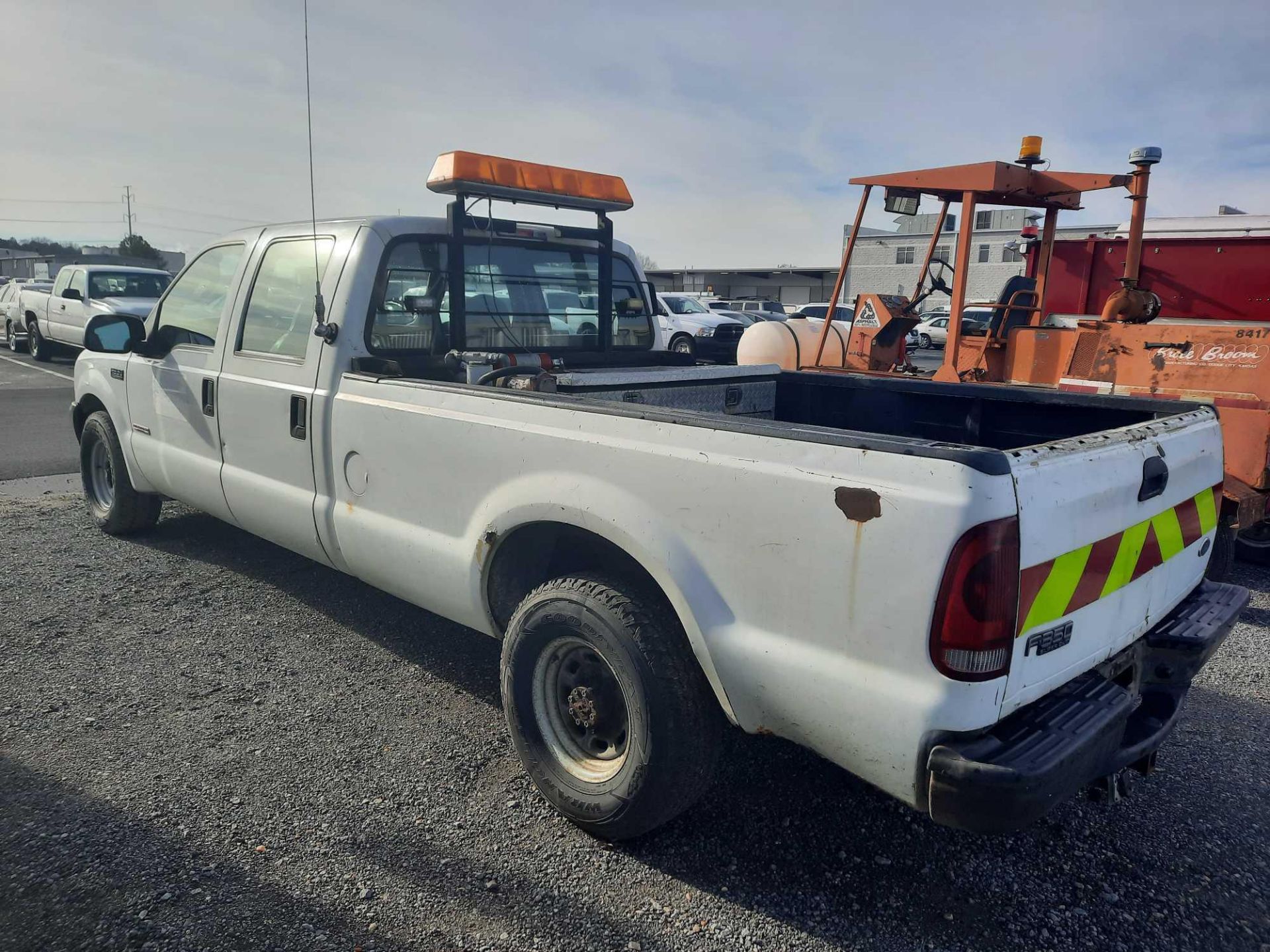 2003 FORD F350 PICK UP TRUCK (VDOT UNIT: R06580) (INOPERABLE) - Image 2 of 15