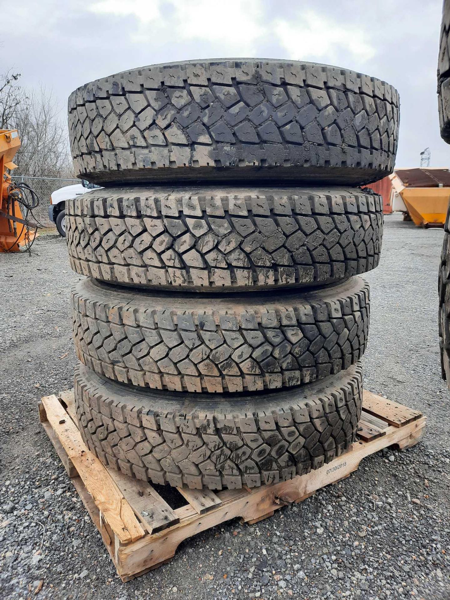 PALLET OF (4)TIRES - Bild 4 aus 5