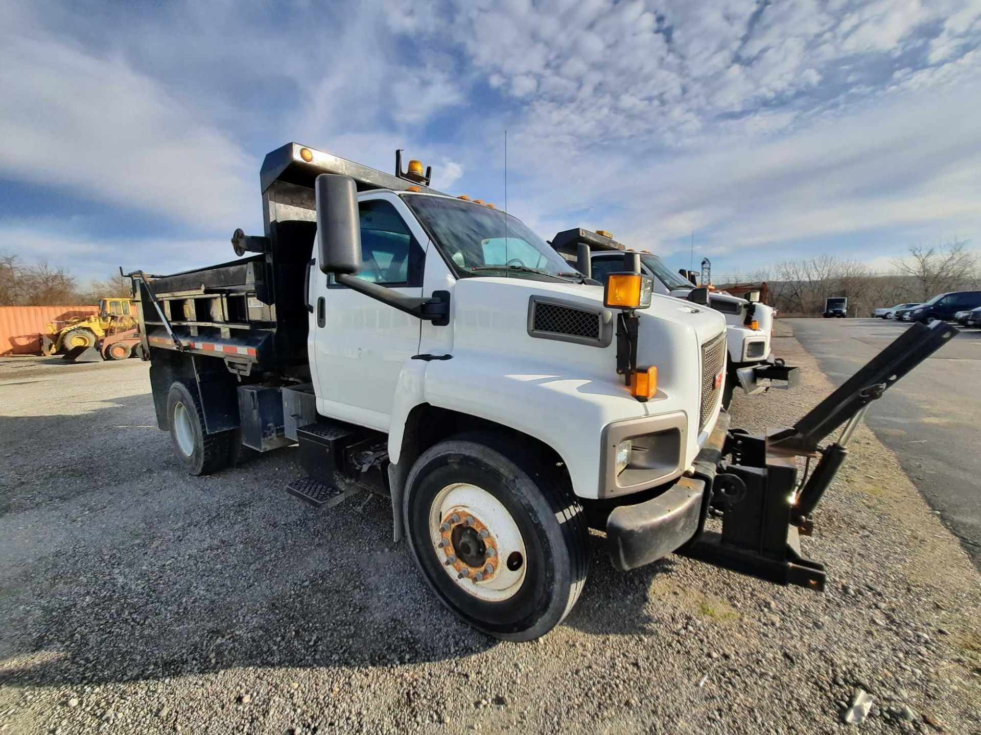 2006 GMC 7500 S/A 10' DUMP TRUCK (INOPERABLE) (VDOT UNIT: R08289) - Image 4 of 15