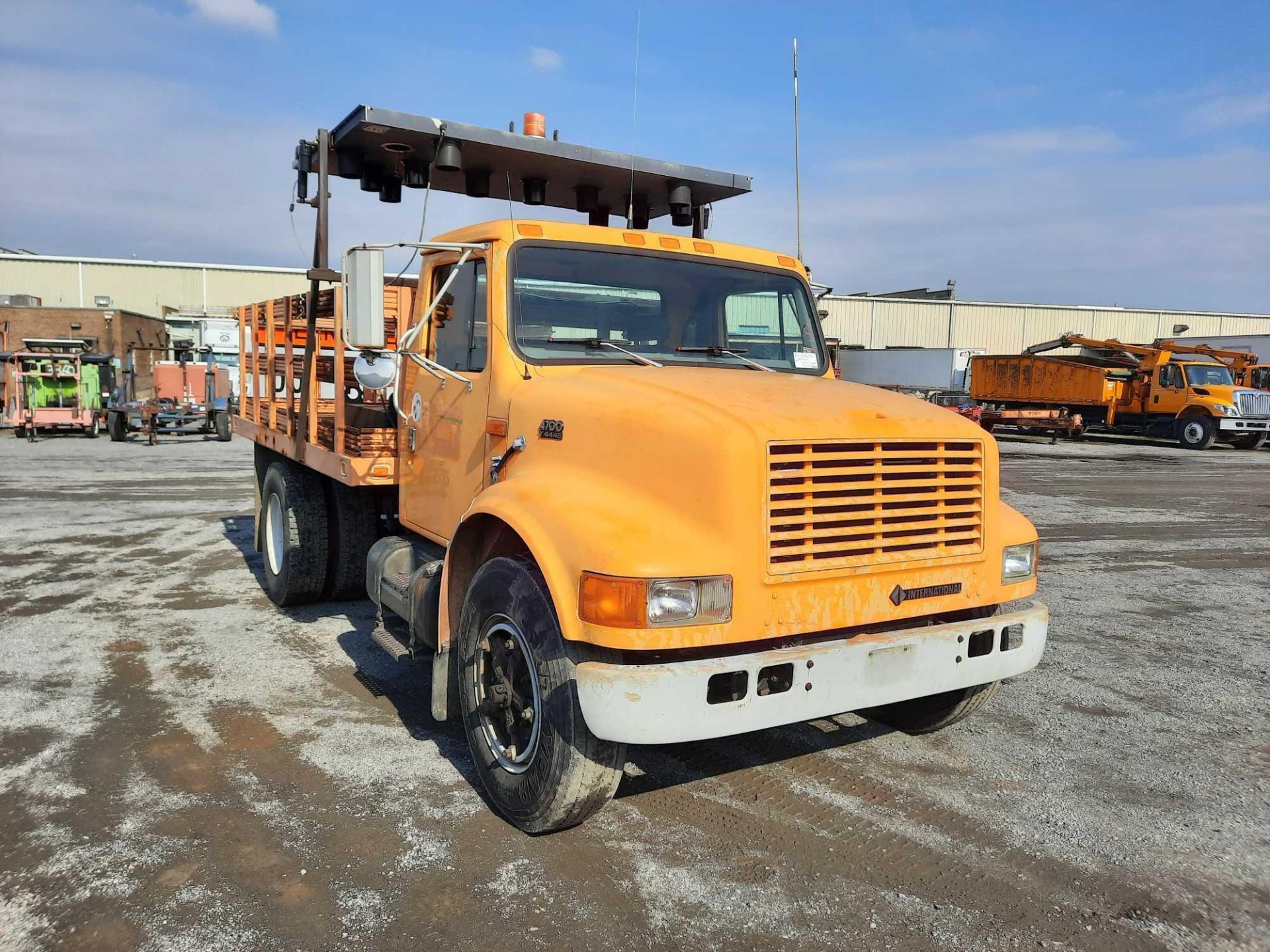 1996 INTL. 4700 STAKEBODY W/ ARROW BOARD TRUCK (VDOT UNIT #: R02715) - Image 4 of 16