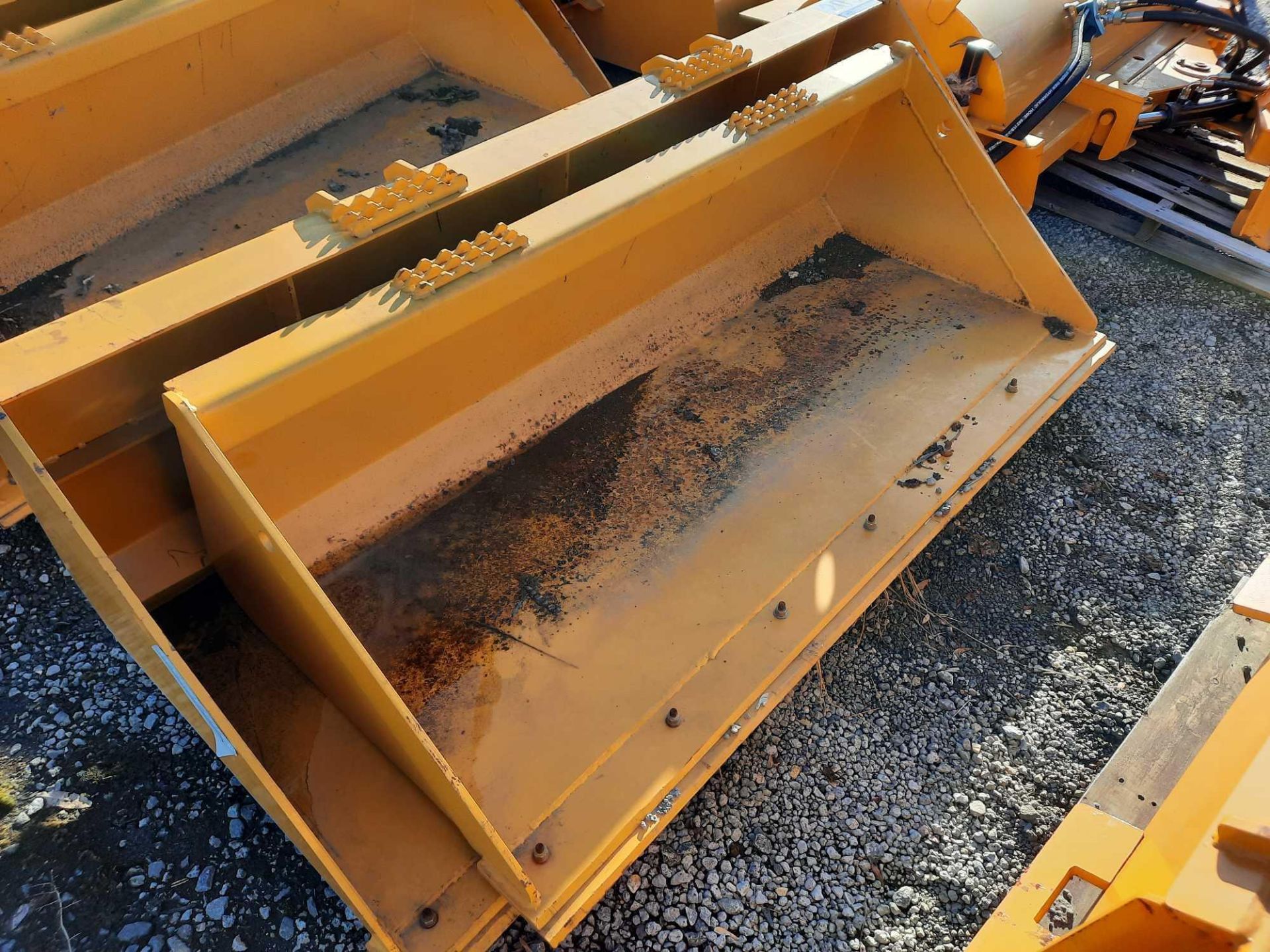 (1) 72" SEVERE SKID STEER BUCKET - Bild 2 aus 3