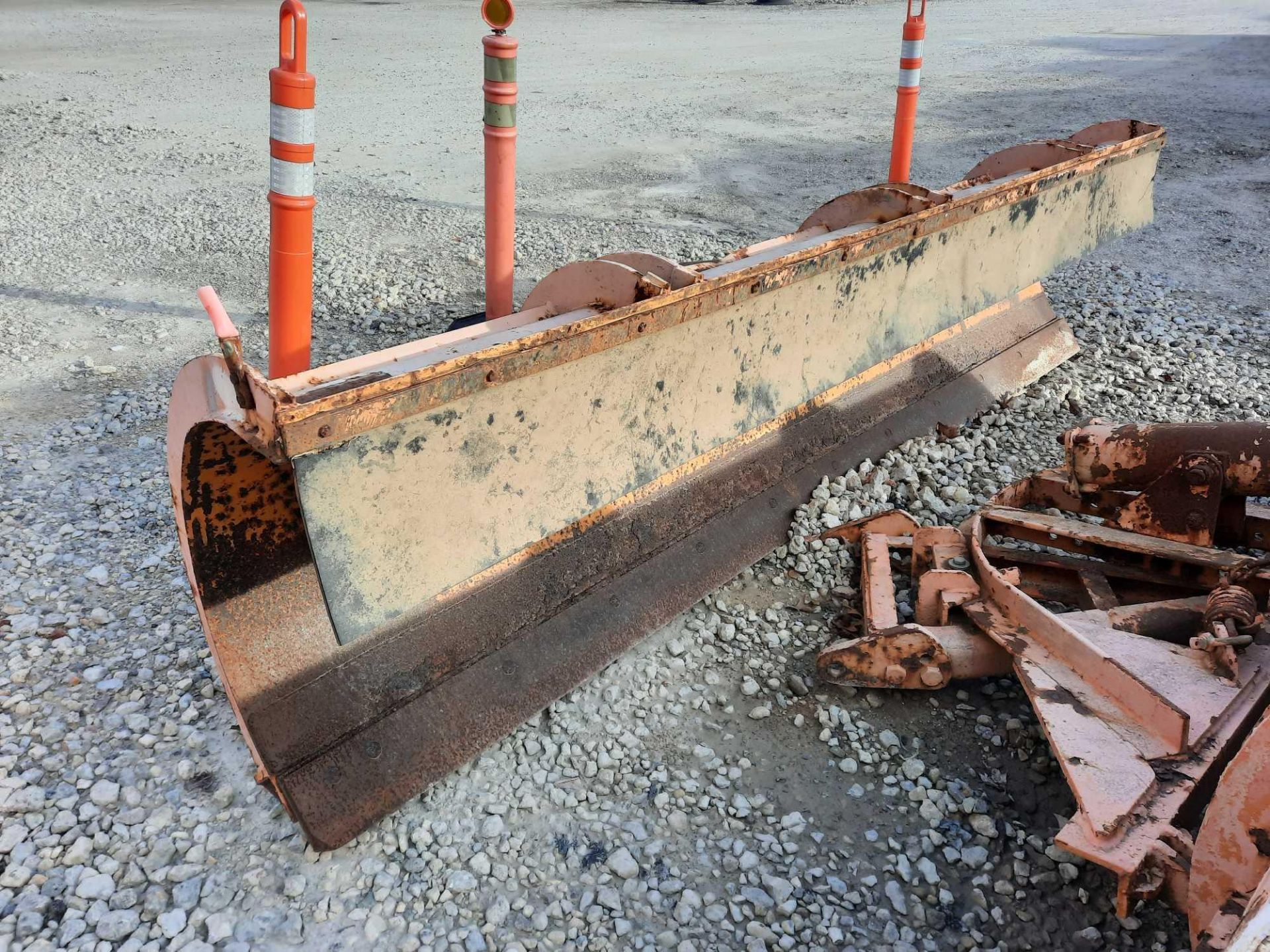 11' TWO-WAY DIRECTIONAL SNOW PLOW - Bild 3 aus 4