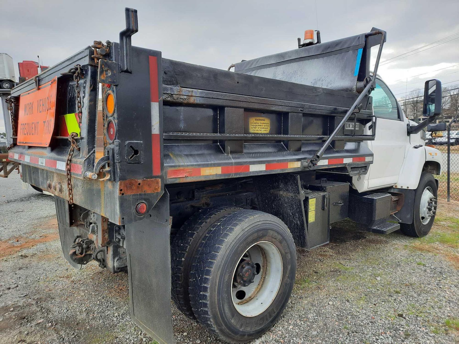 2005 GMC 7500 S/A 10' DUMP TRUCK (VDOT UNIT: R07284) - Image 3 of 20