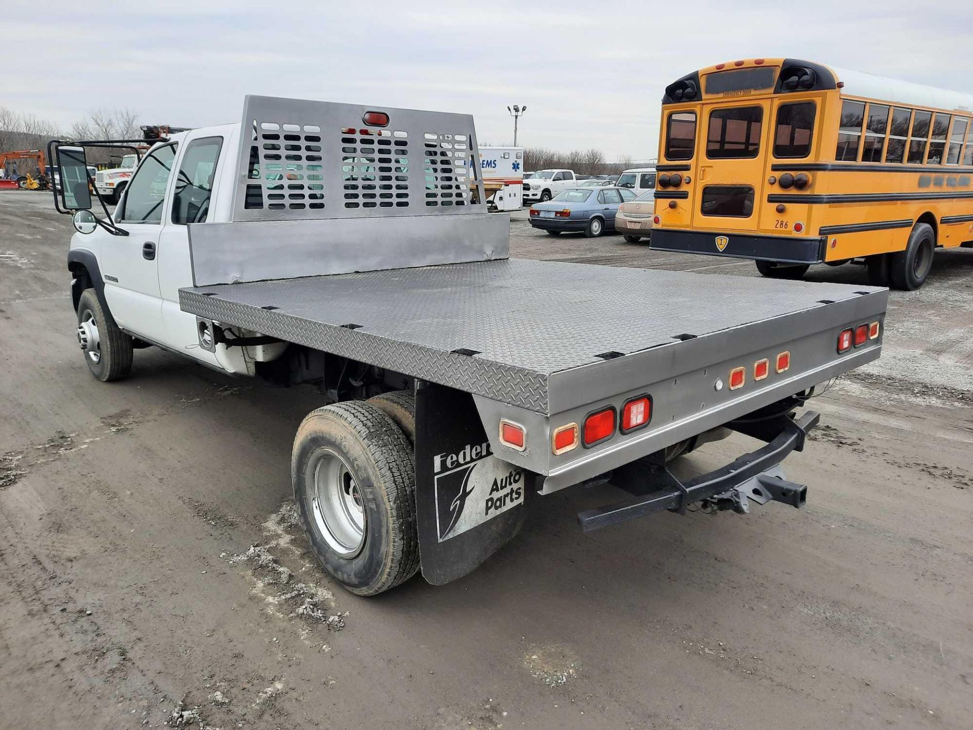 2007 GMC 3500 DUALLY FLATBED PICKUP TRUCK - Image 2 of 17
