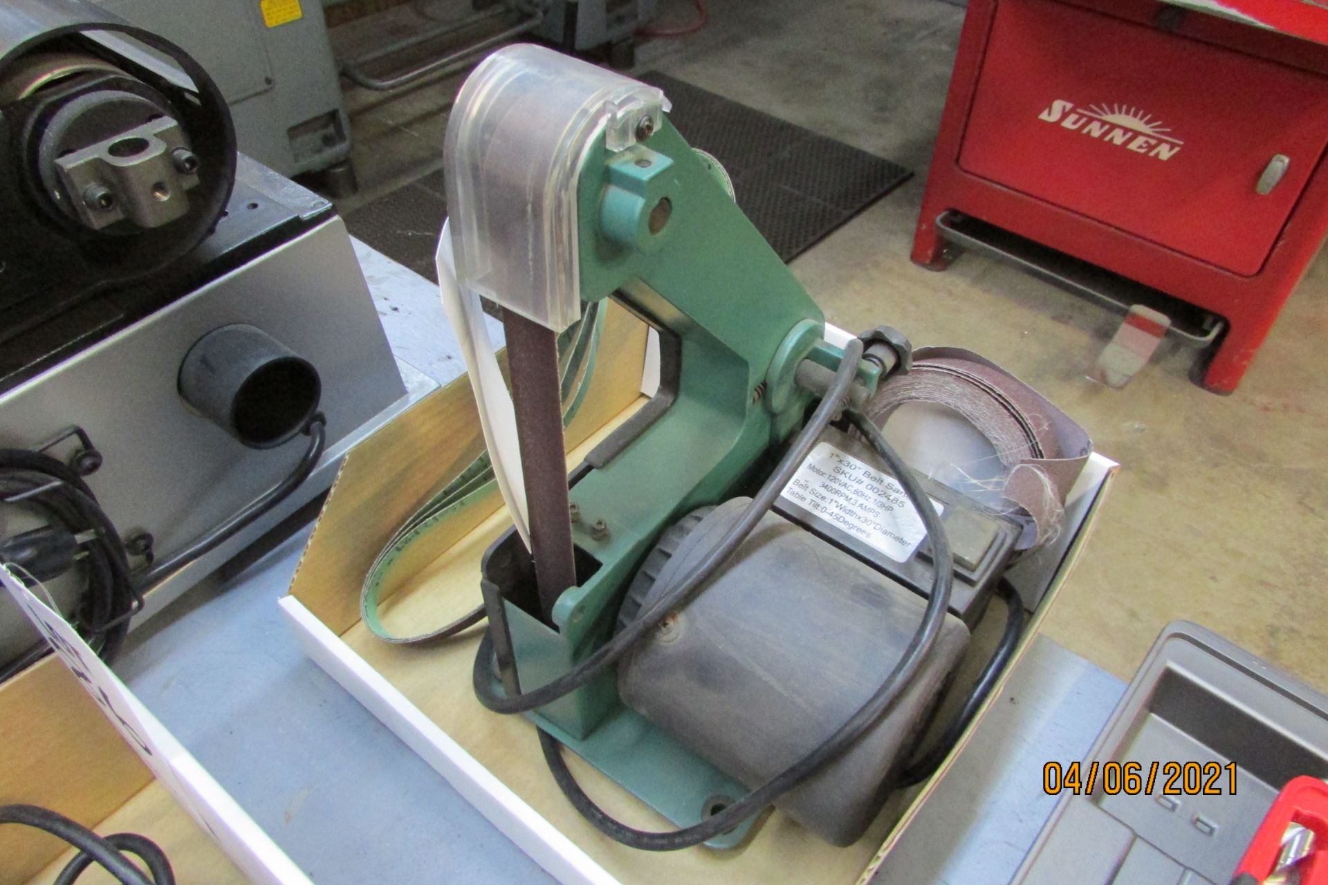 CENTRAL MACHINERY BELT SANDER WITH SPARE BELTS