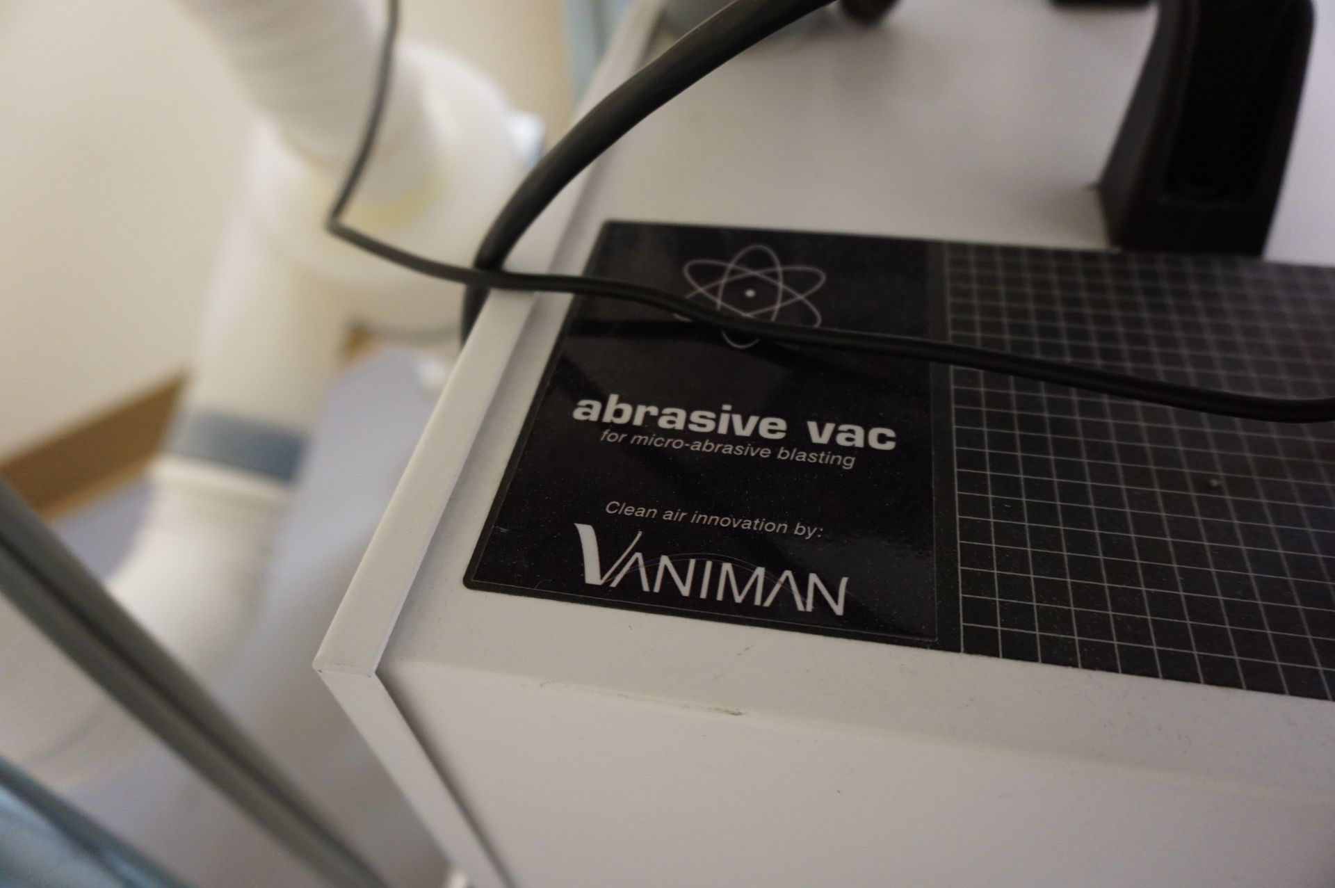 VANIMAN PRO BLAST MICRO ABRASIVE BLAST CABINET WITH TABLE AND VACUUM - Image 4 of 4