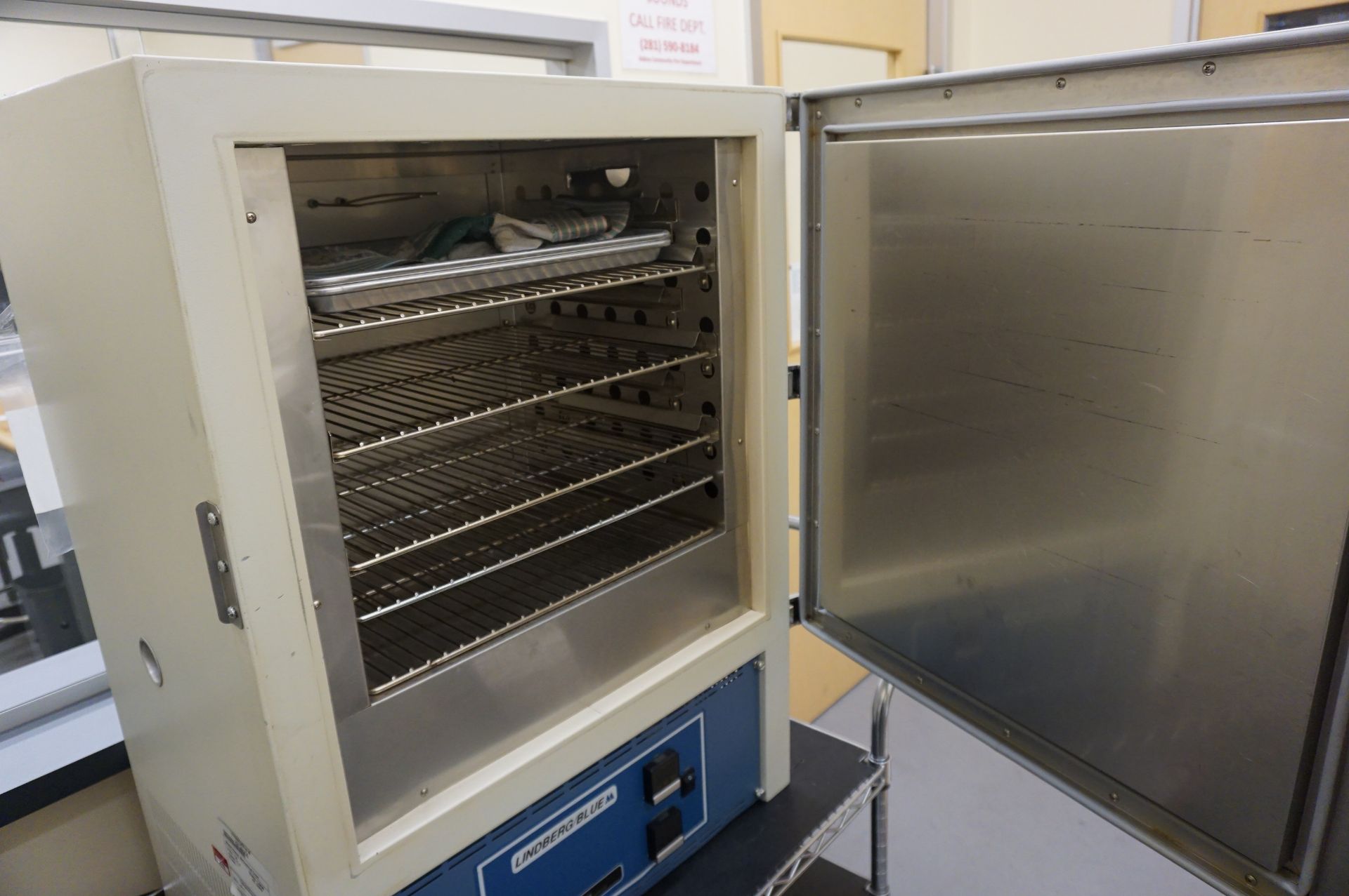 LINDBERG BLUE MECHANICAL OVEN, OV-490A-9, MAX TEMP 260 C - Image 2 of 3