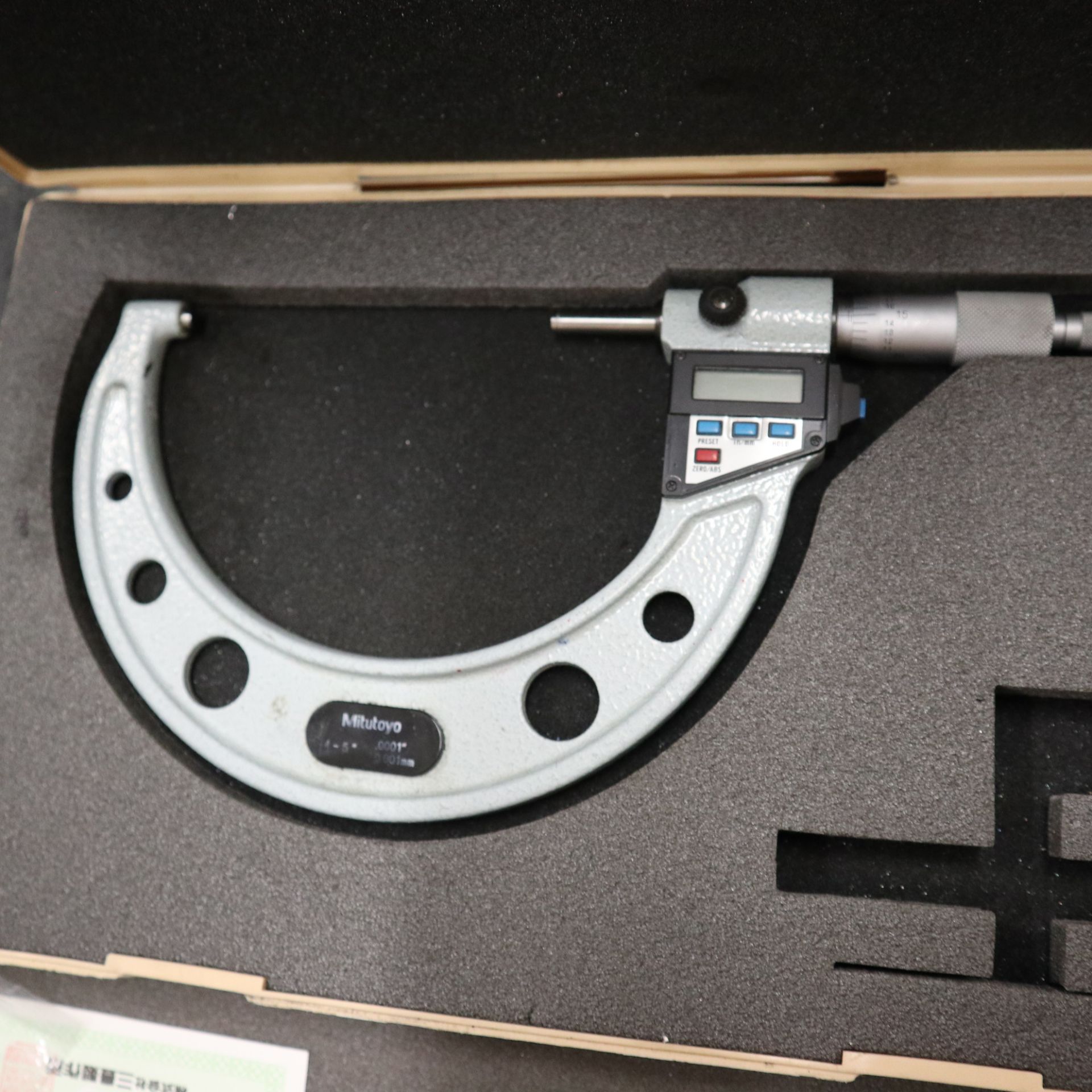 LOT TO INCLUDE: MISC. MITUTOYO DIGITAL MICROMETERS, 2-3", PARTIAL SET - Image 4 of 5