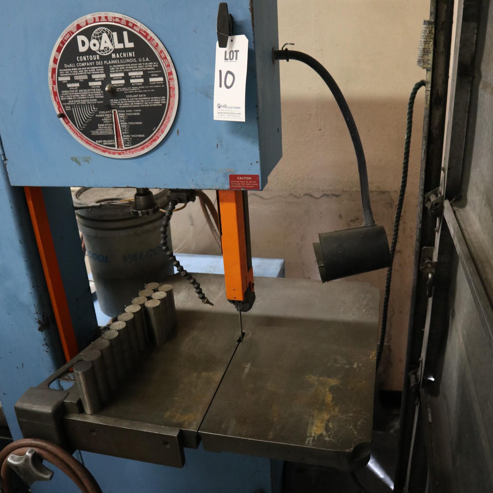 DOALL 2013-V VERTICAL METALWORKING BANDSAW, S/N 500-961078 *MATERIAL IN PHOTO NOT INCLUDED* - Image 2 of 4