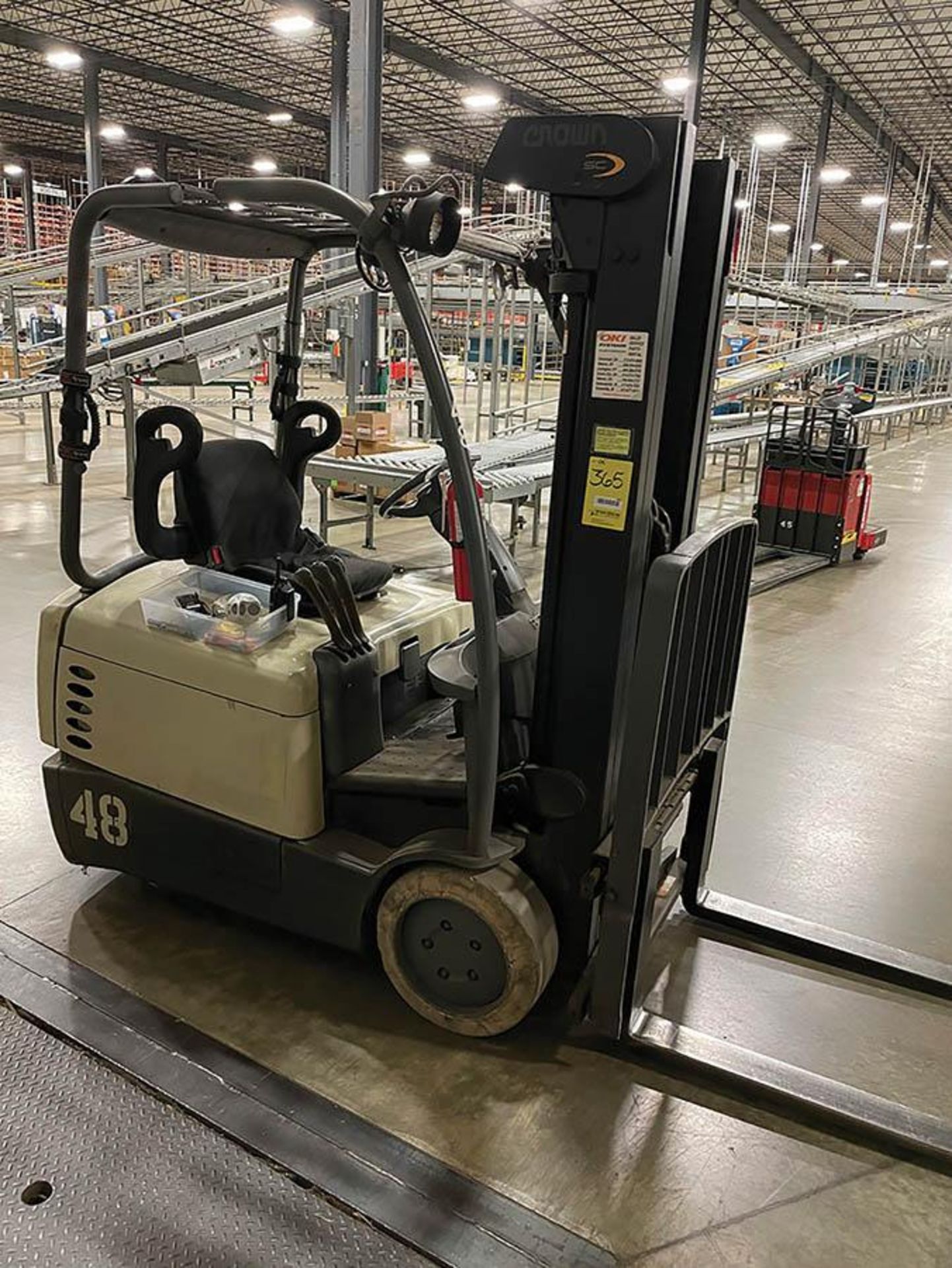 2005 CROWN 3,000 LB. CAP. ELECTRIC FORKLIFT W/ 36 V. BATTERY, 3-STAGE MAST, 190'' MAX LOAD HEIGHT, S